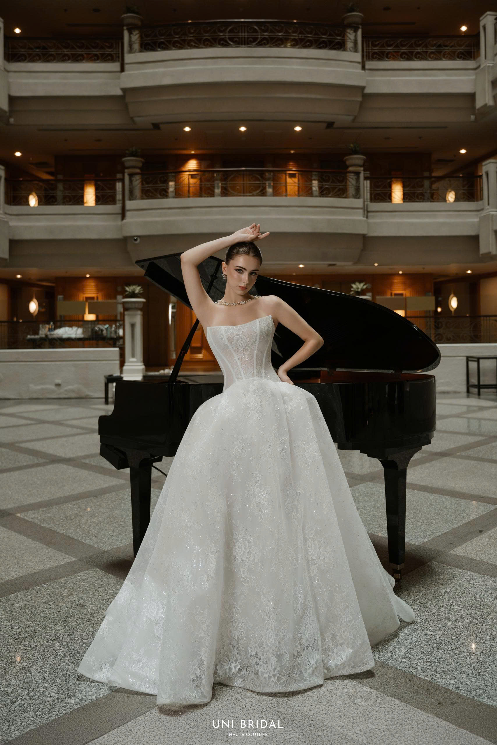 Tô điểm vẻ đẹp cho nàng dâu với thiết kế váy cưới cúp ngực.