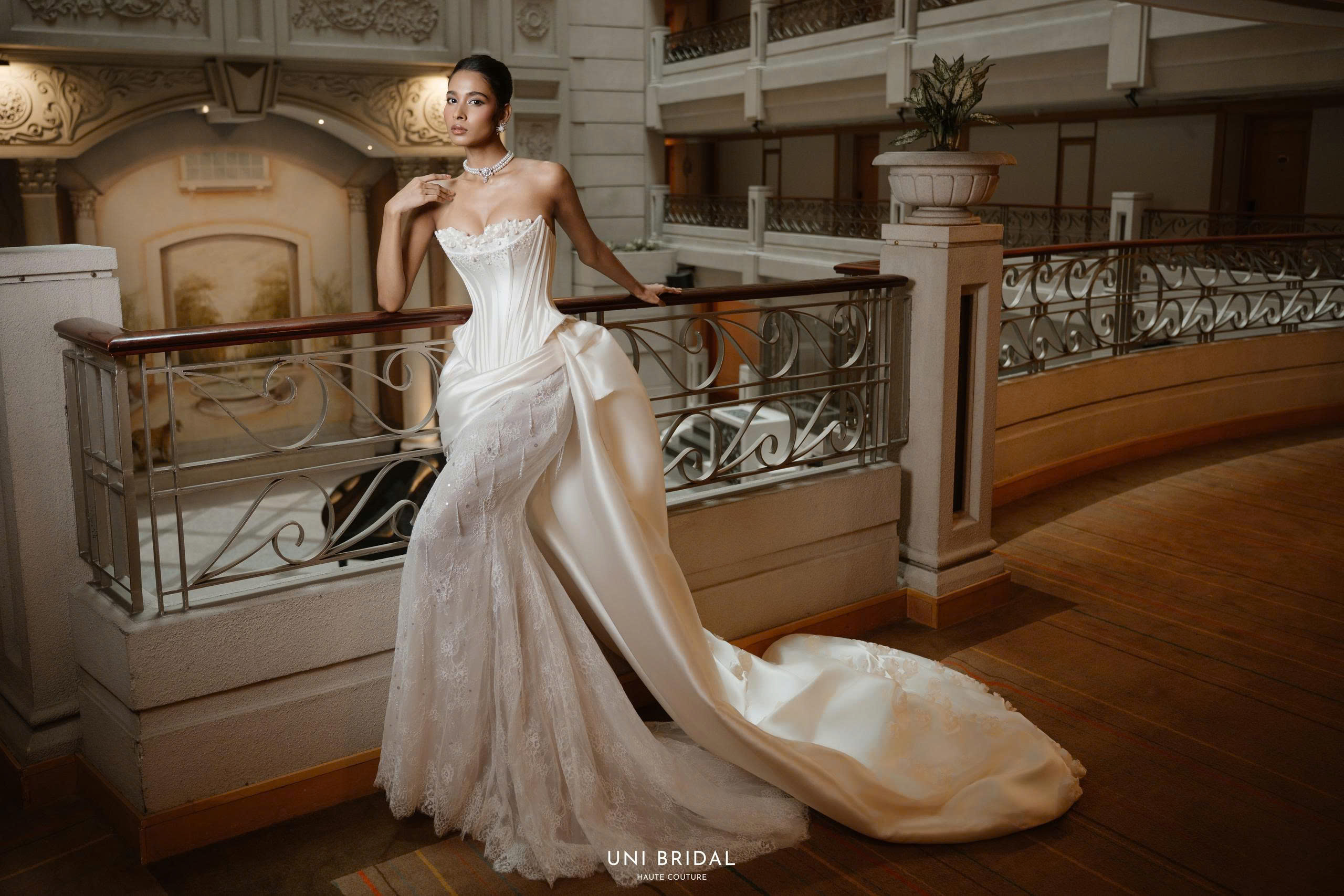 Thiết kế váy cưới Haute Couture với phần tà tháo rời linh hoạt.