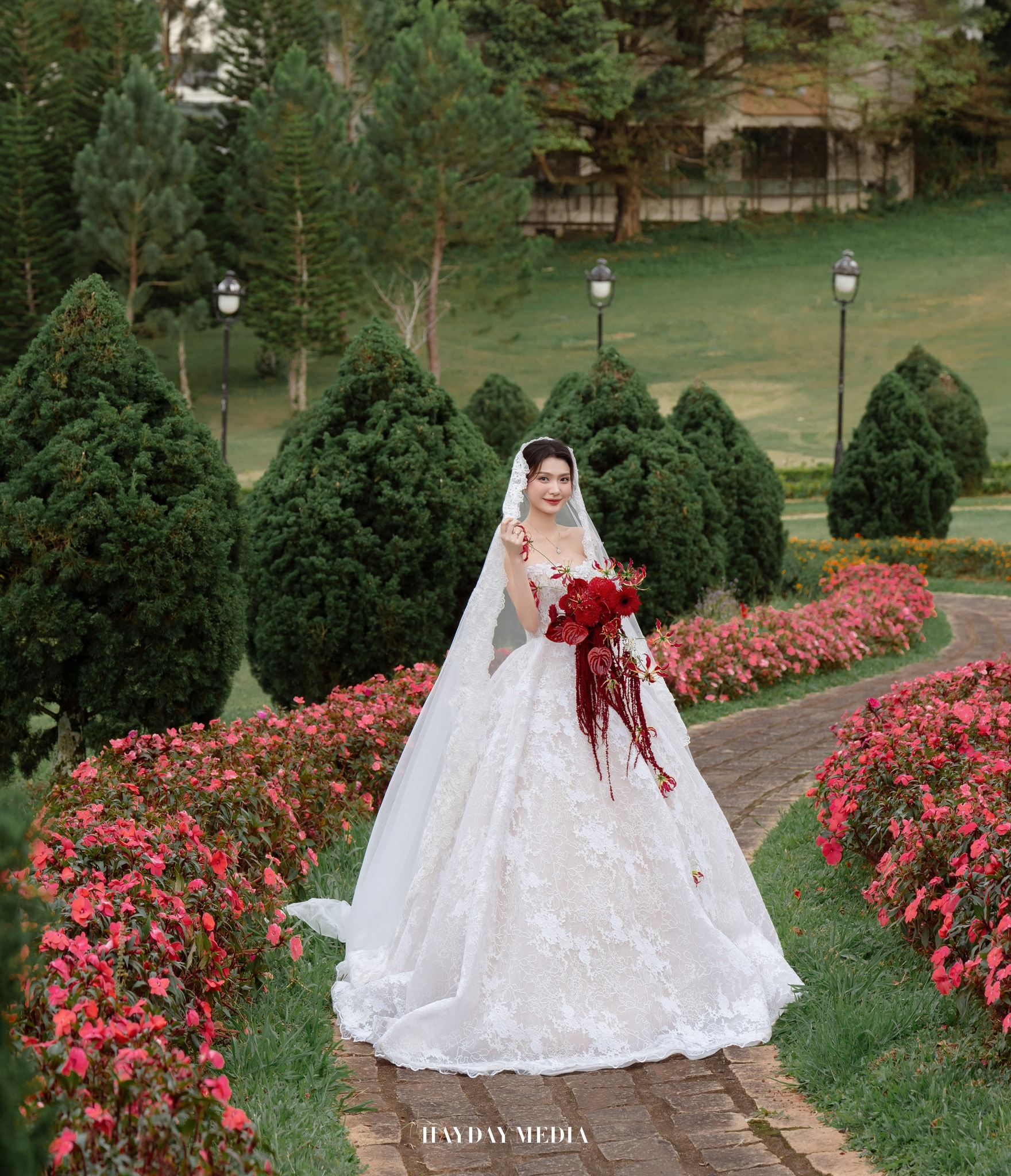 Khoác lên mình chiếc váy cưới thiết kế riêng với sự linh hoạt trong việc may sở hữu hoặc thuê nước đầu