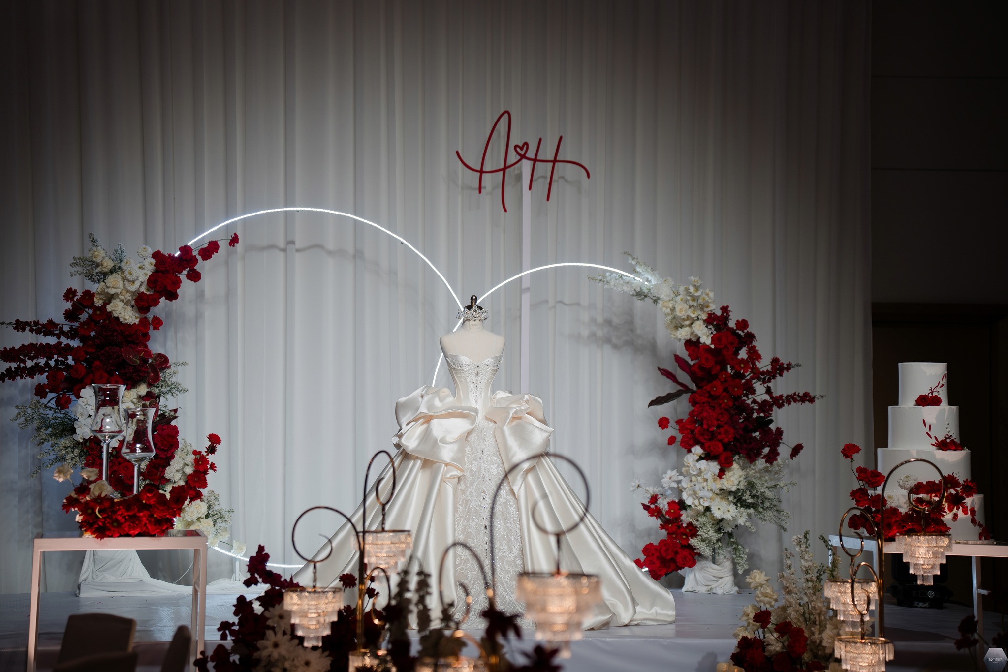 Chất liệu và màu sắc đa dạng cho váy cưới thiết kế riêng