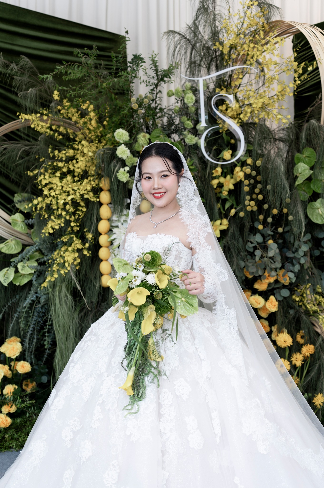 Váy cưới trễ vai và lưng trần tô điểm nét quyến rũ cho nàng dâu trong ngày hạnh phúc