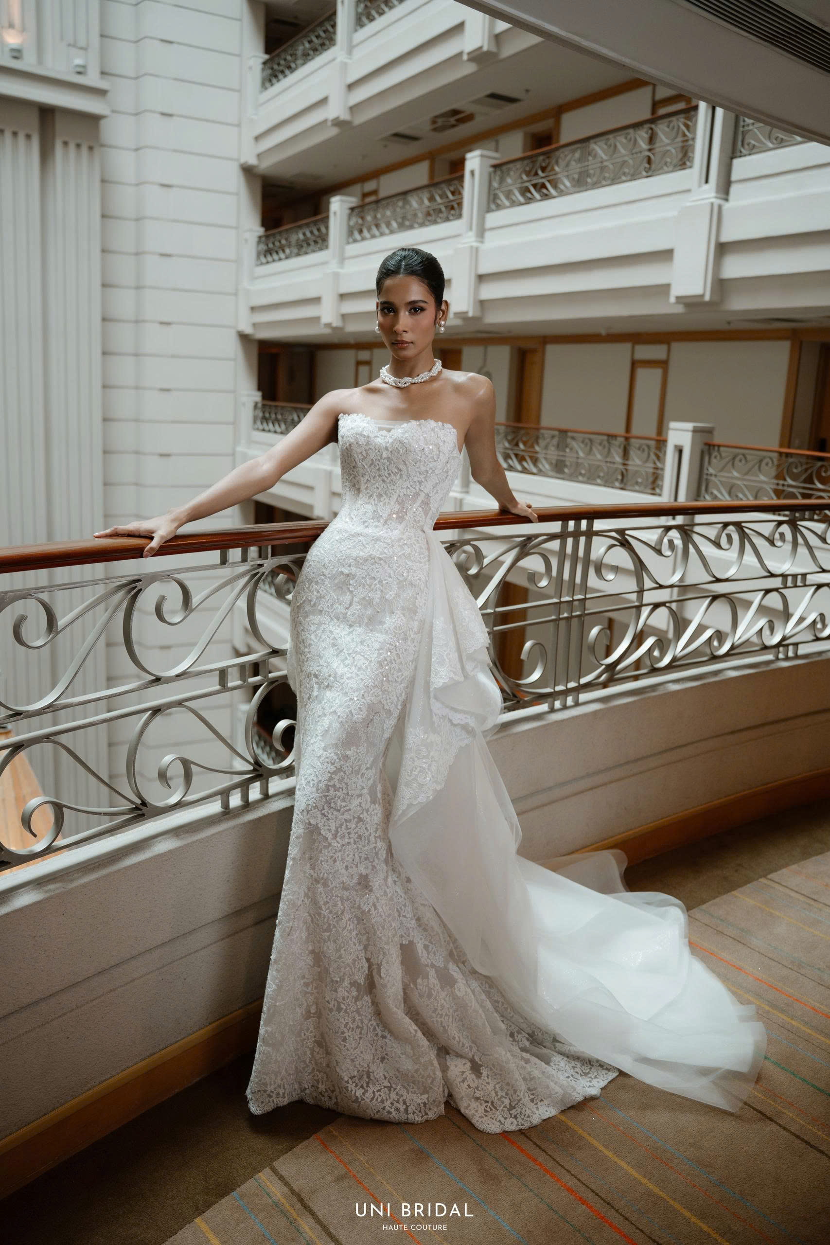 Dù xuất hiện ở đâu, mẫu váy cưới đi bàn của Uni Bridal vẫn giúp nàng dâu chiếm trọn spotlight