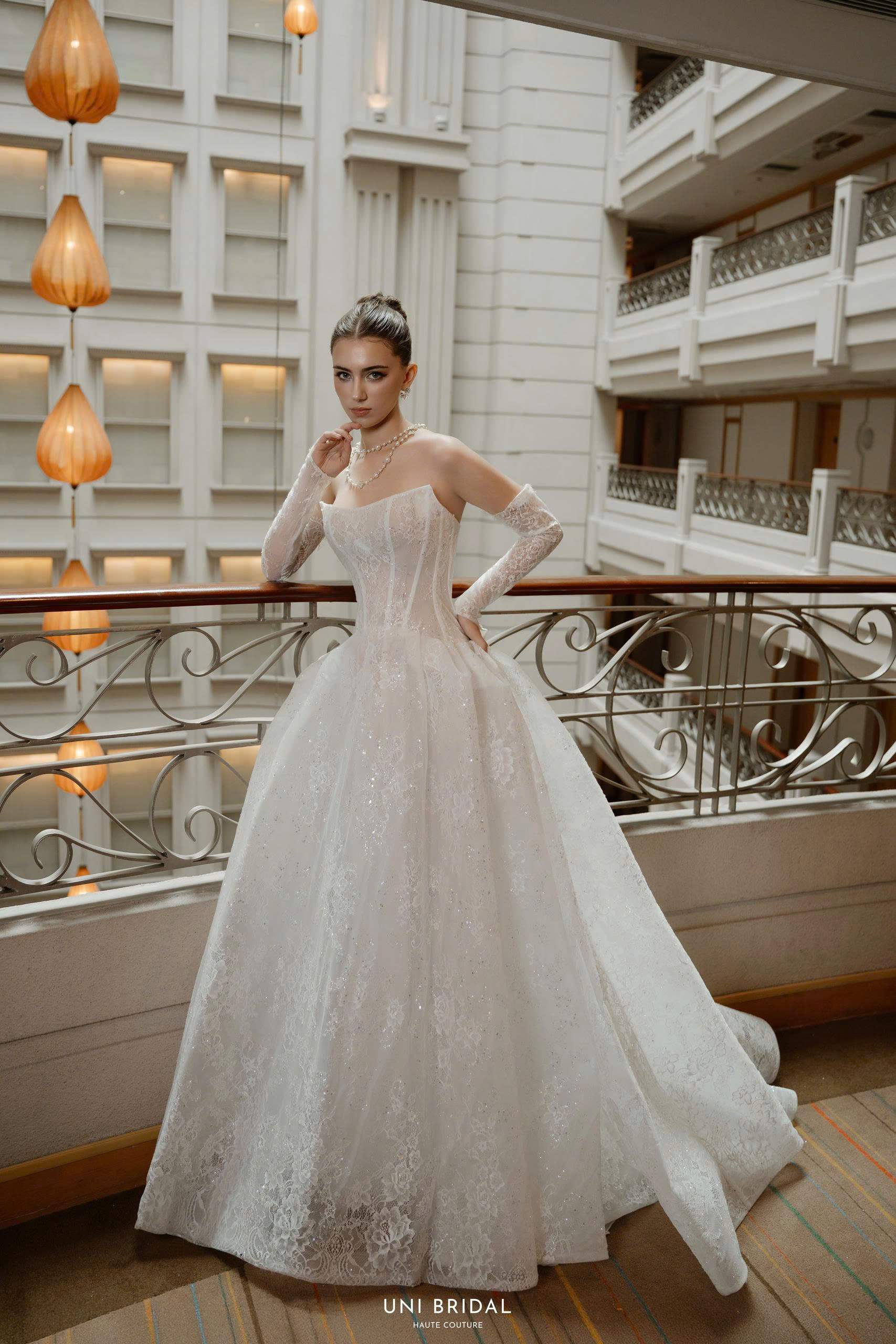 Dáng váy A-line cùng chất liệu ren tạo nên vẻ đẹp vượt thời gian cho mẫu thiết kế