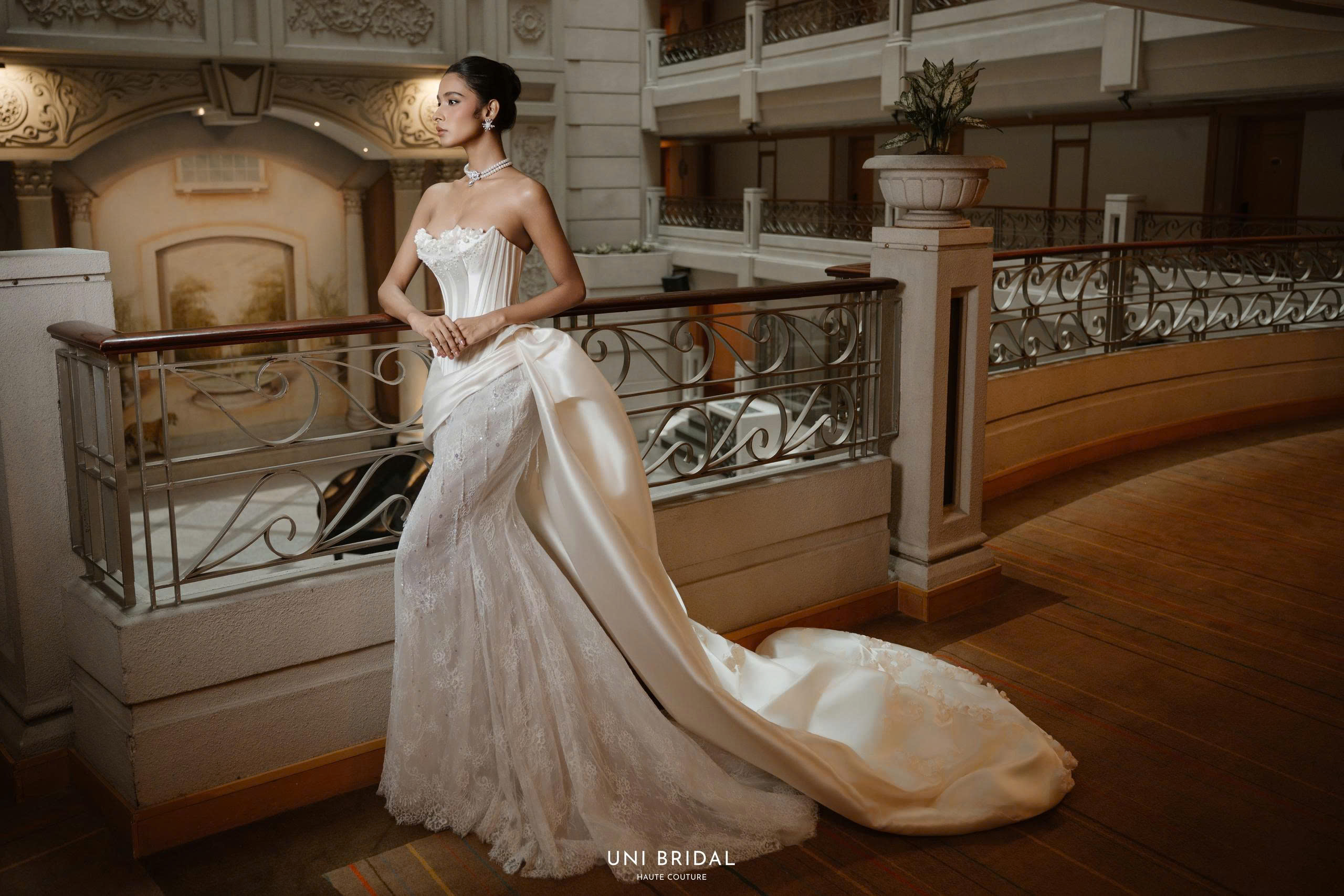 Thiết kế váy đi bàn của BST Chorus of Dreams mang đến sự thoải mái cho nàng dâu khi di chuyển