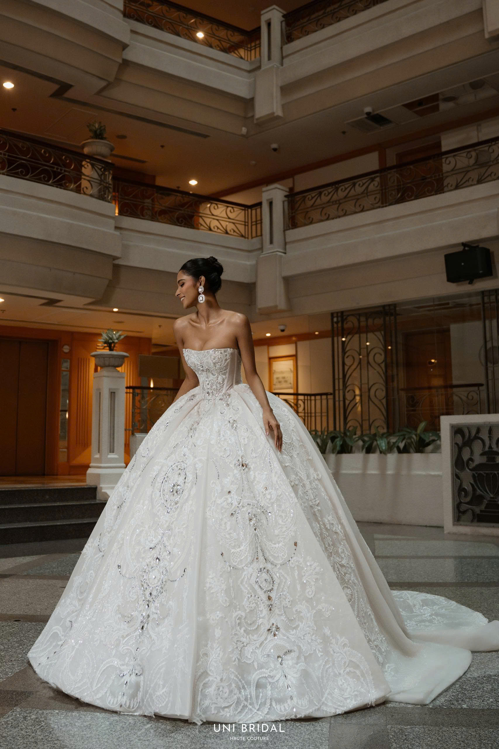 Thiết kế váy cưới với cấu trúc corset tinh xảo, tôn dáng trong từng chi tiết