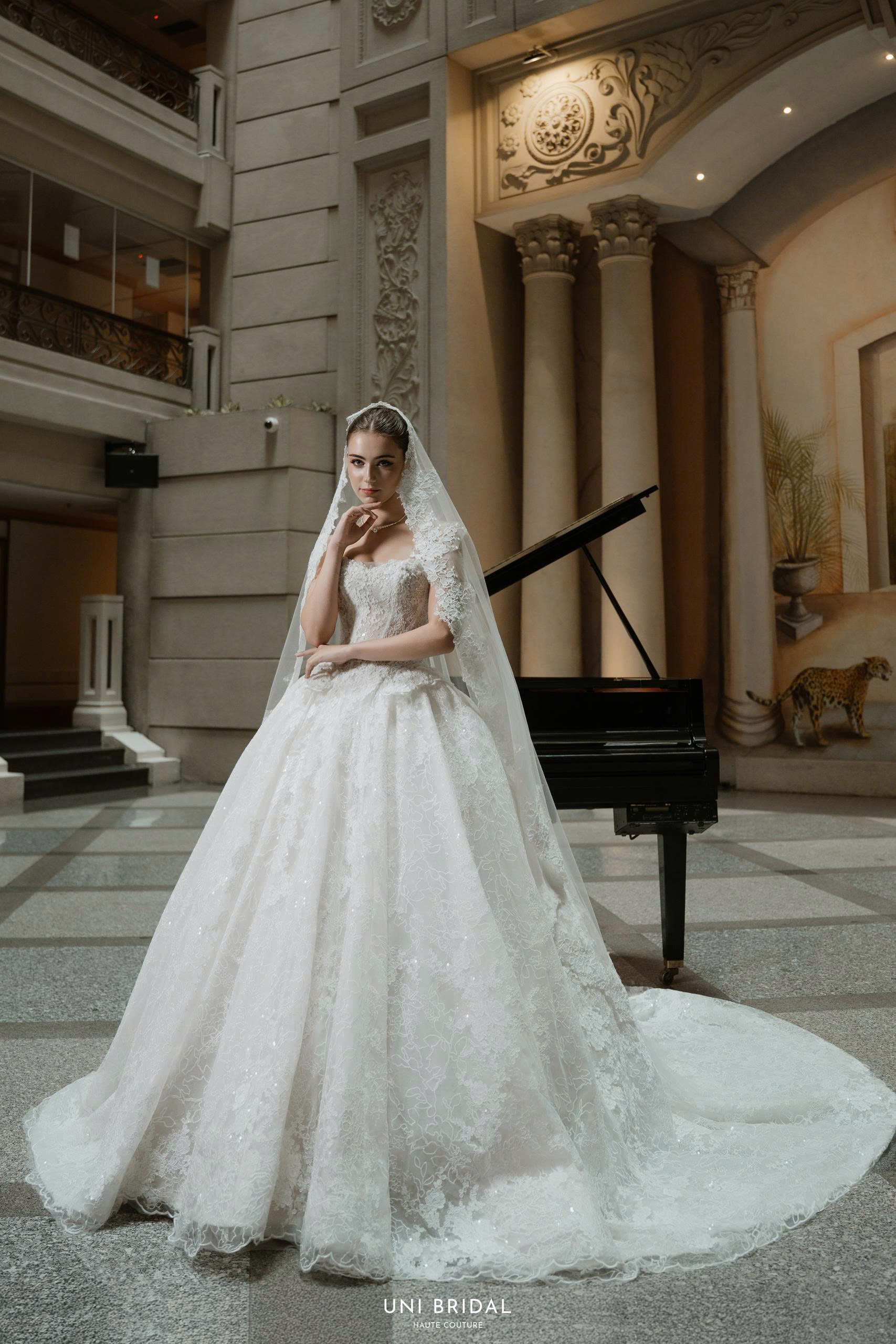 Tỏa sáng vẻ đẹp của nàng dâu trên lễ đường cùng thiết kế váy cưới ren hoa cao cấp