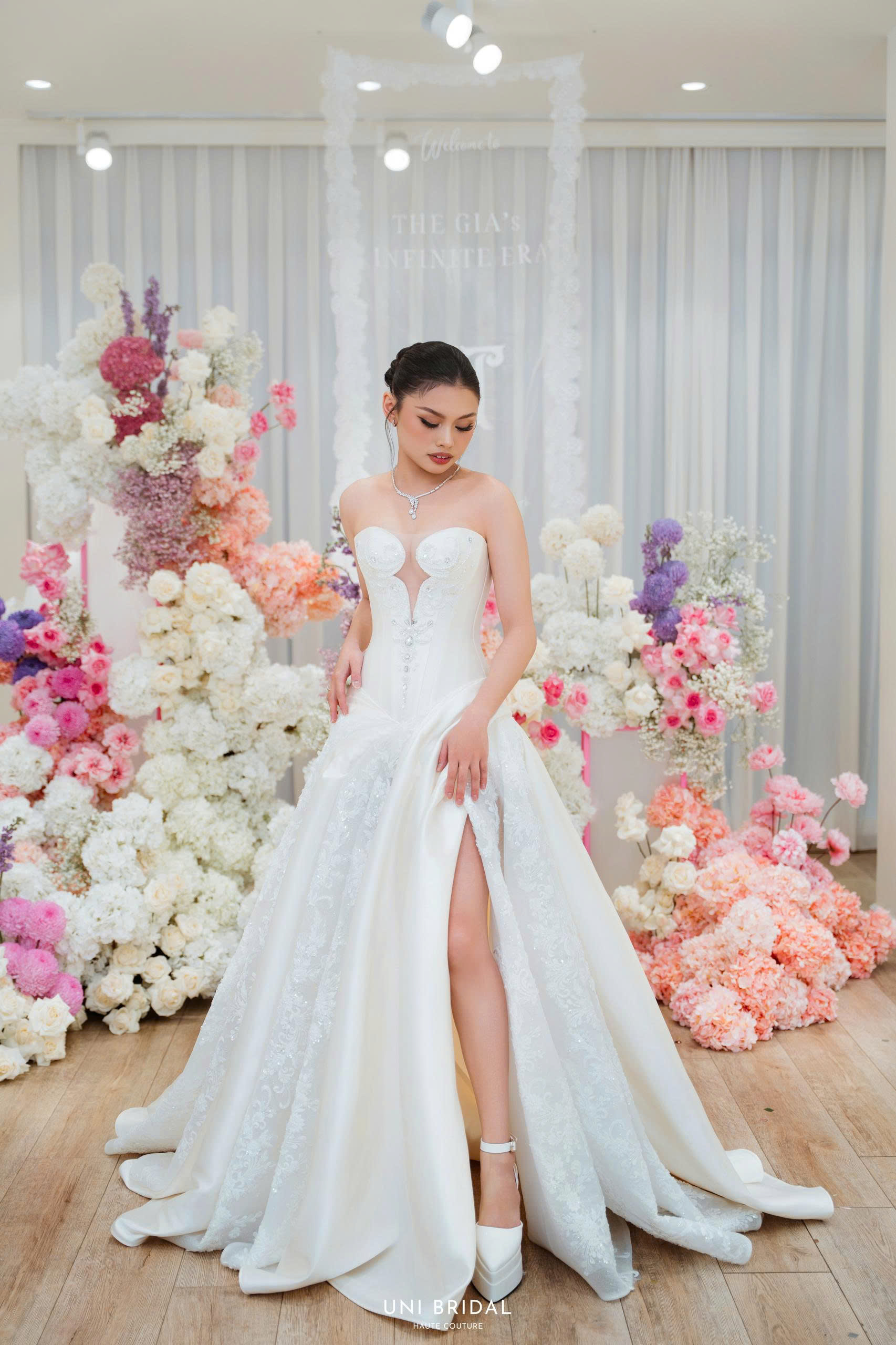 Váy cưới satin với phần xẻ tà cao, tôn được vẻ đẹp của đôi chân