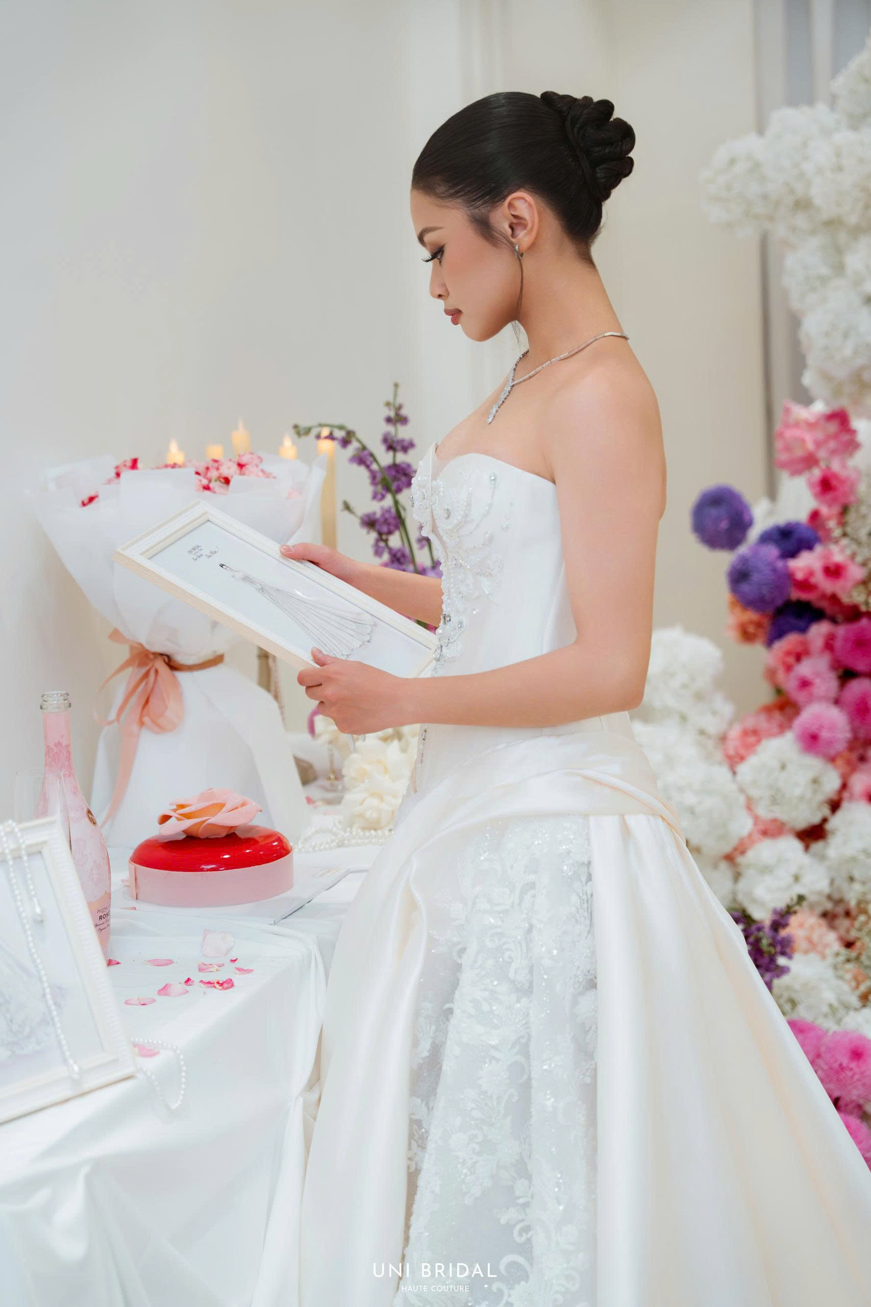 Chất liệu satin tạo nên nét sang trong cho mẫu váy cưới của nàng dâu Gia Hân