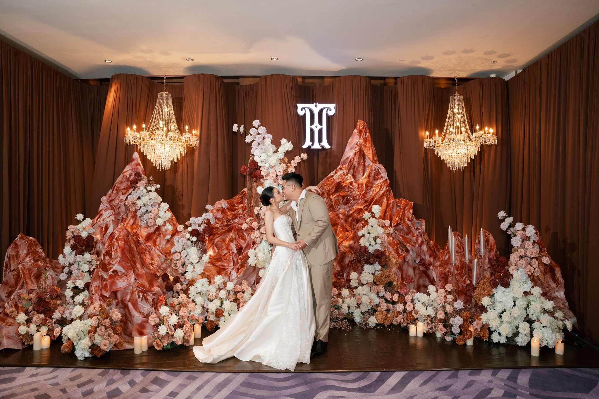 Váy cưới thiết kế riêng trở thành nhân chứng cho tình yêu ngọt ngào của nàng dâu Gia Hân.