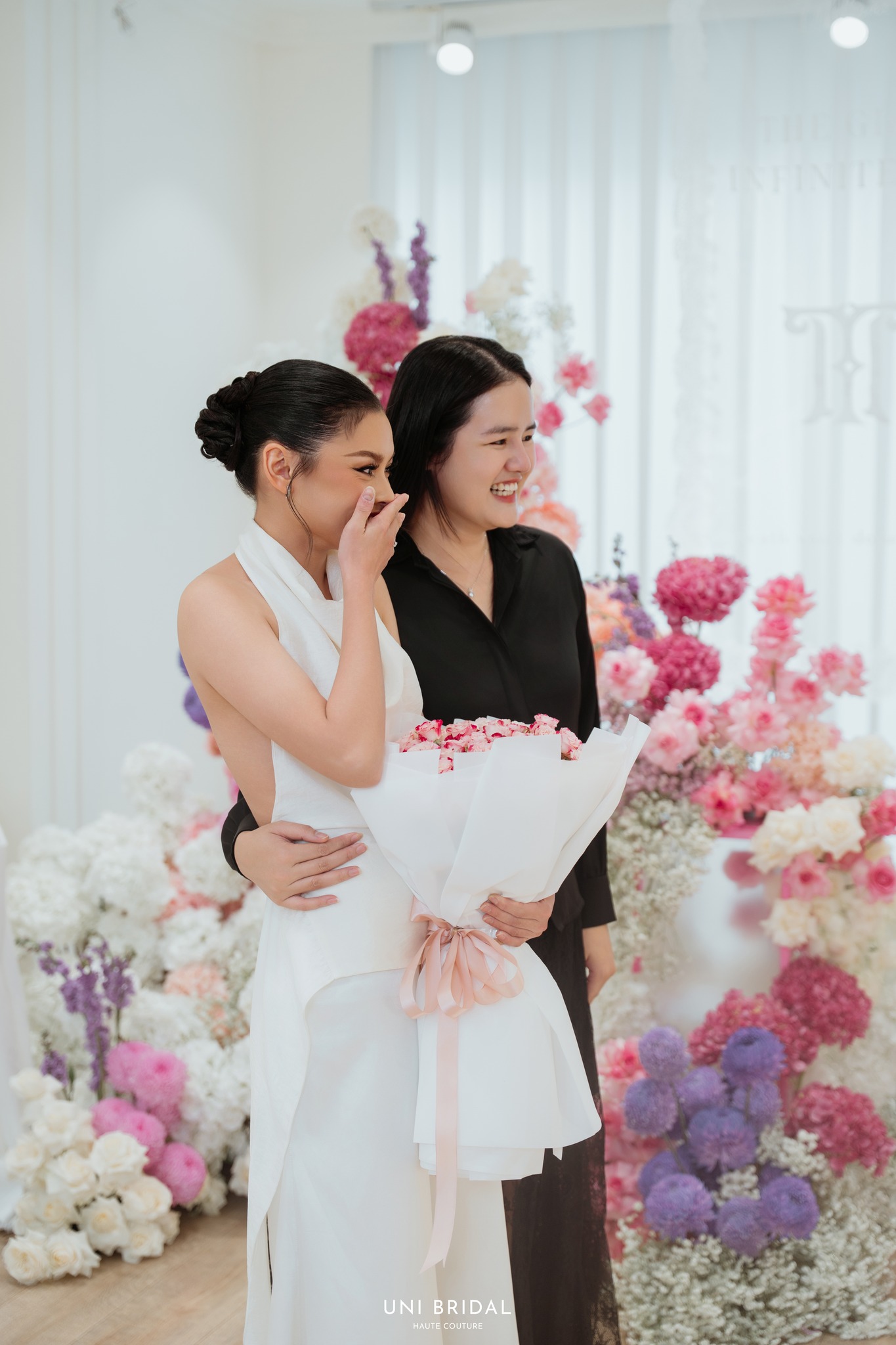 Đội ngũ Uni Bridal luôn đồng hành xuyên suốt cùng nàng trên hành trình đến với bến đỗ hạnh phúc