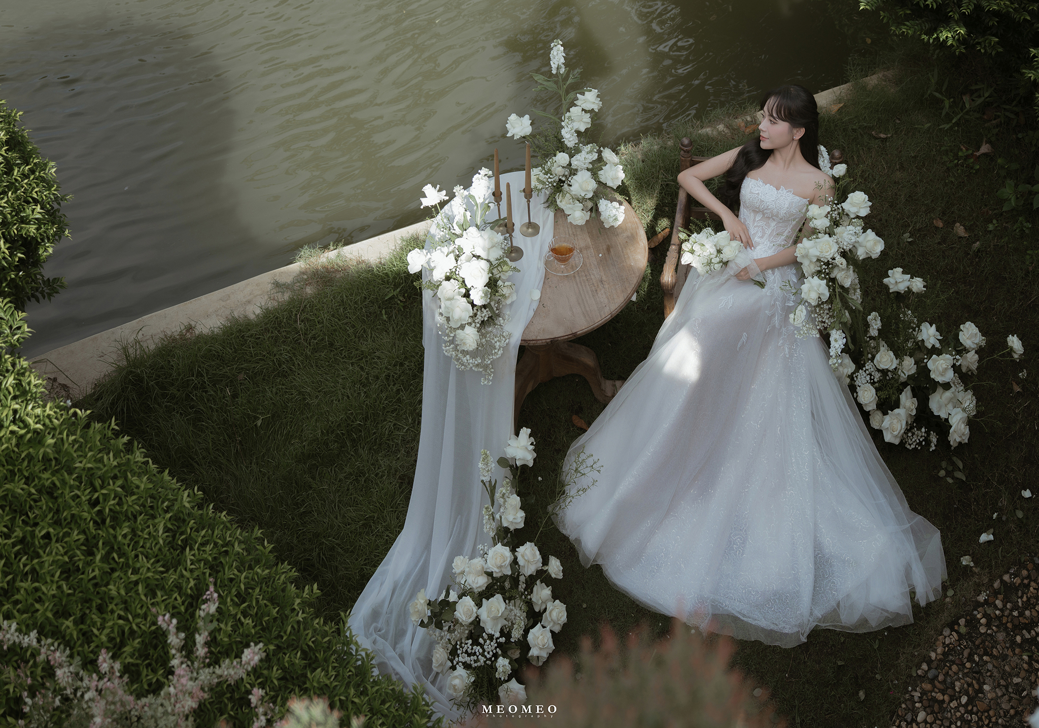 Nếu nàng có dáng người quả lê thì một chiếc váy cưới A-line giúp mỗi khung hình Pre-wedding trở nên hài hòa và cuốn hút hơn