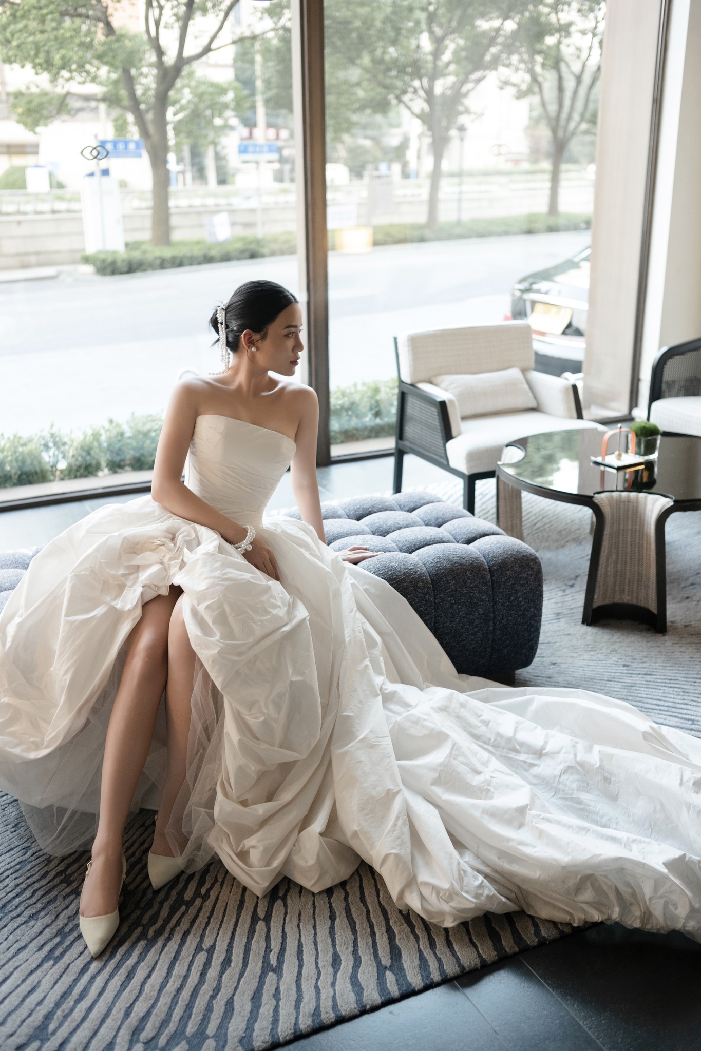 Tô điểm vẻ đẹp nhẹ nhàng với chiếc váy cưới thiết kế tối giản