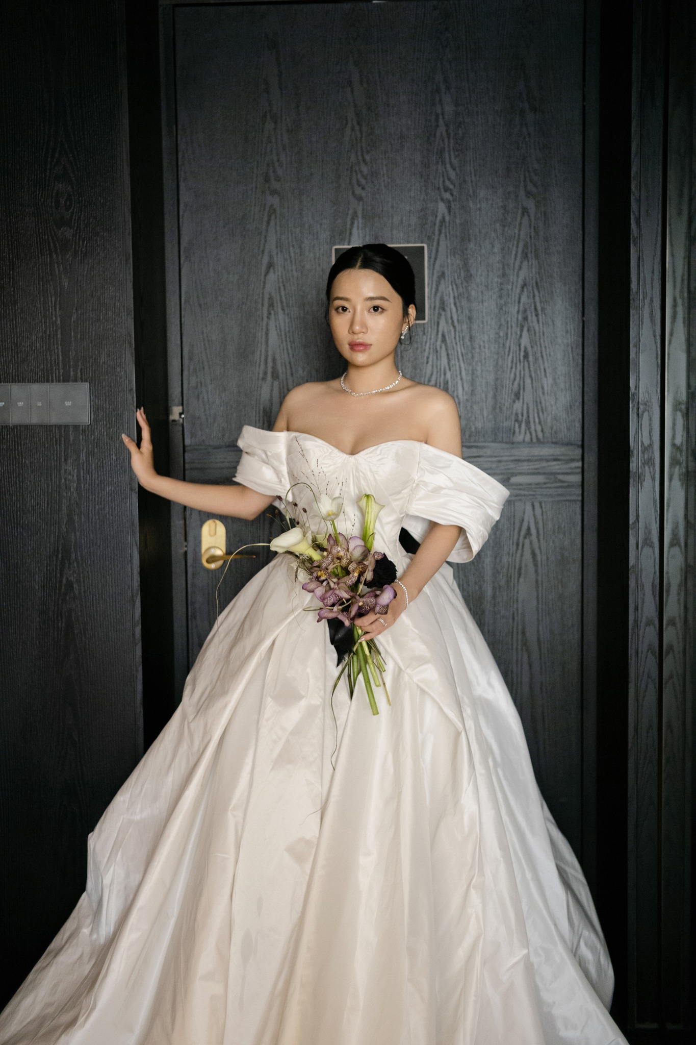 Thiết kế váy cưới trễ vai, gợi cảm một cách tinh tế cho nàng dâu chụp ảnh cưới