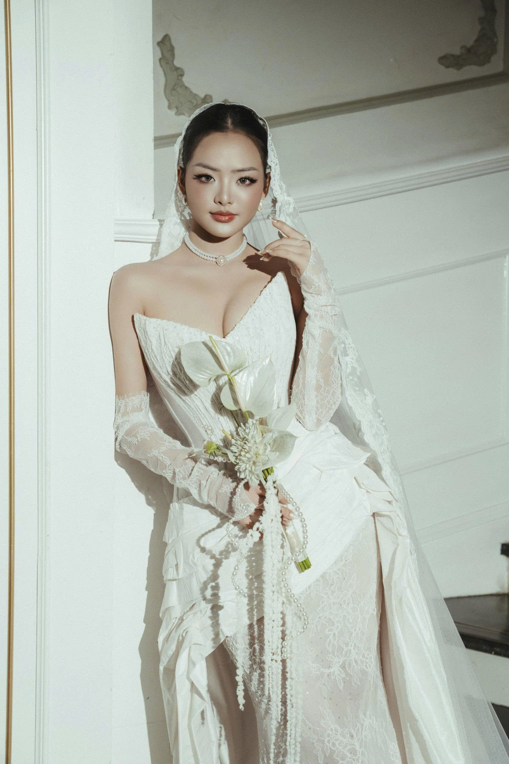 Váy cưới thiết kế với độ phồng nhẹ ở eo tạo nên điểm nhấn đặc biệt