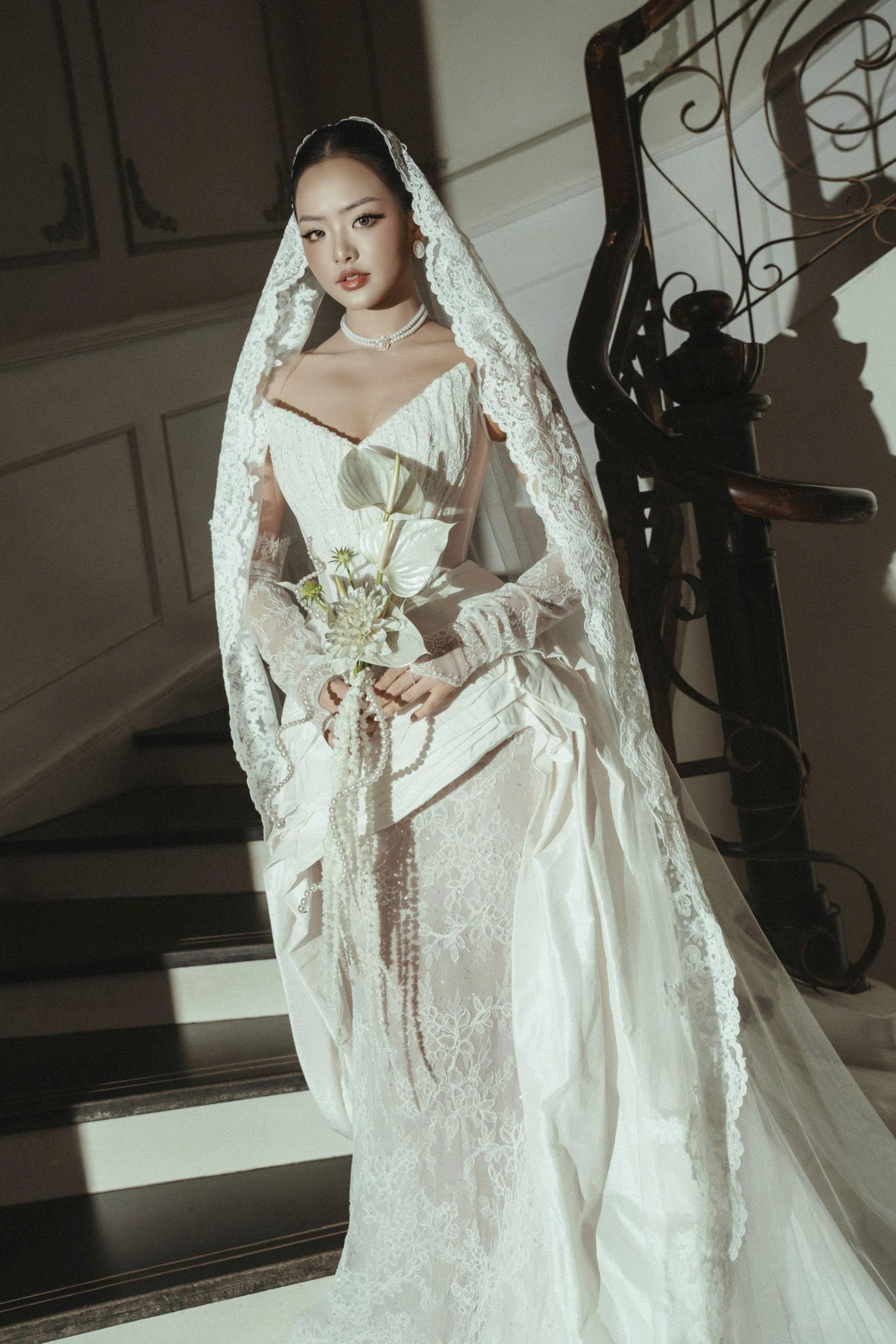 Từng đường nét giúp phô diễn trọn vẹn vóc dáng và thần thái của nàng.