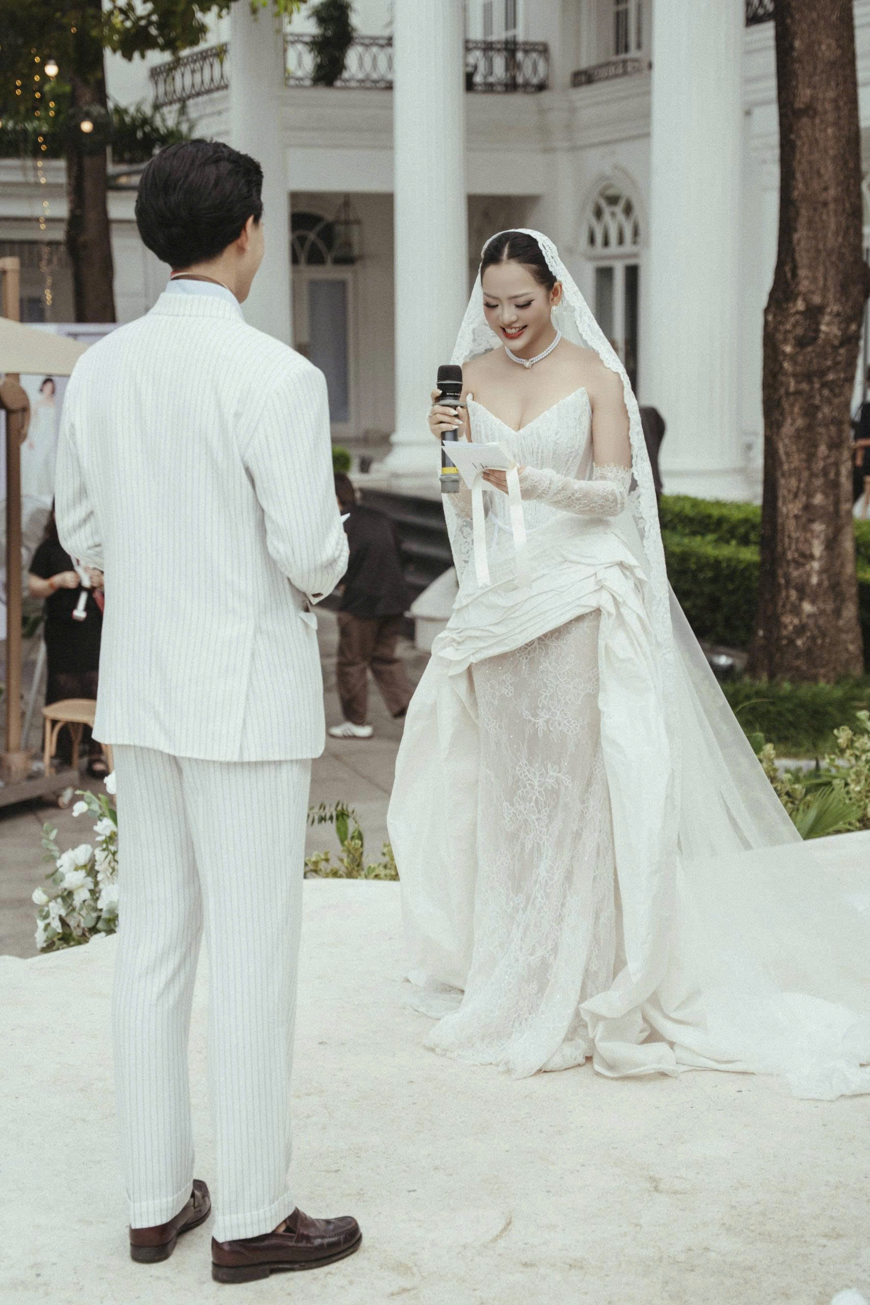 Giây phút nàng dâu Tâm Anh khoác lên mình chiếc váy cưới tinh khôi và gửi trao những lời hẹn ước chân thành