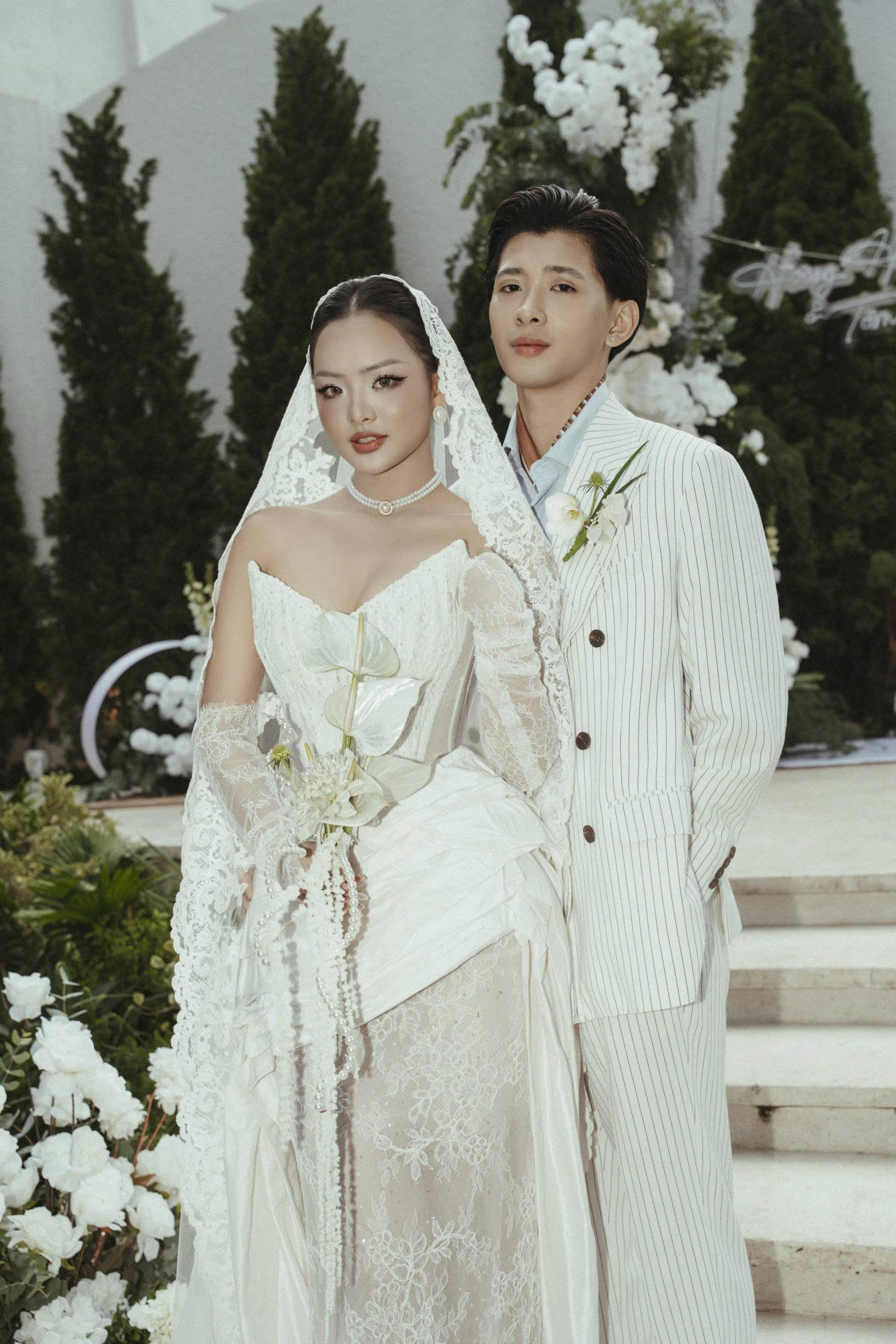 Nàng dâu Tâm Anh tỏa sáng cùng phiên bản váy cưới đuôi cá 2in1 từ Uni Bridal