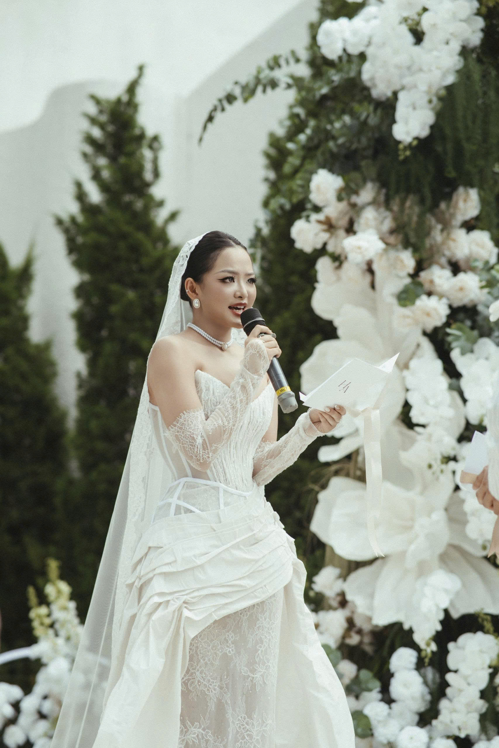 Chiếc váy cưới trở thành người bạn chứng kiến khoảnh khắc trái tim nàng dâu Tâm Anh lên tiếng