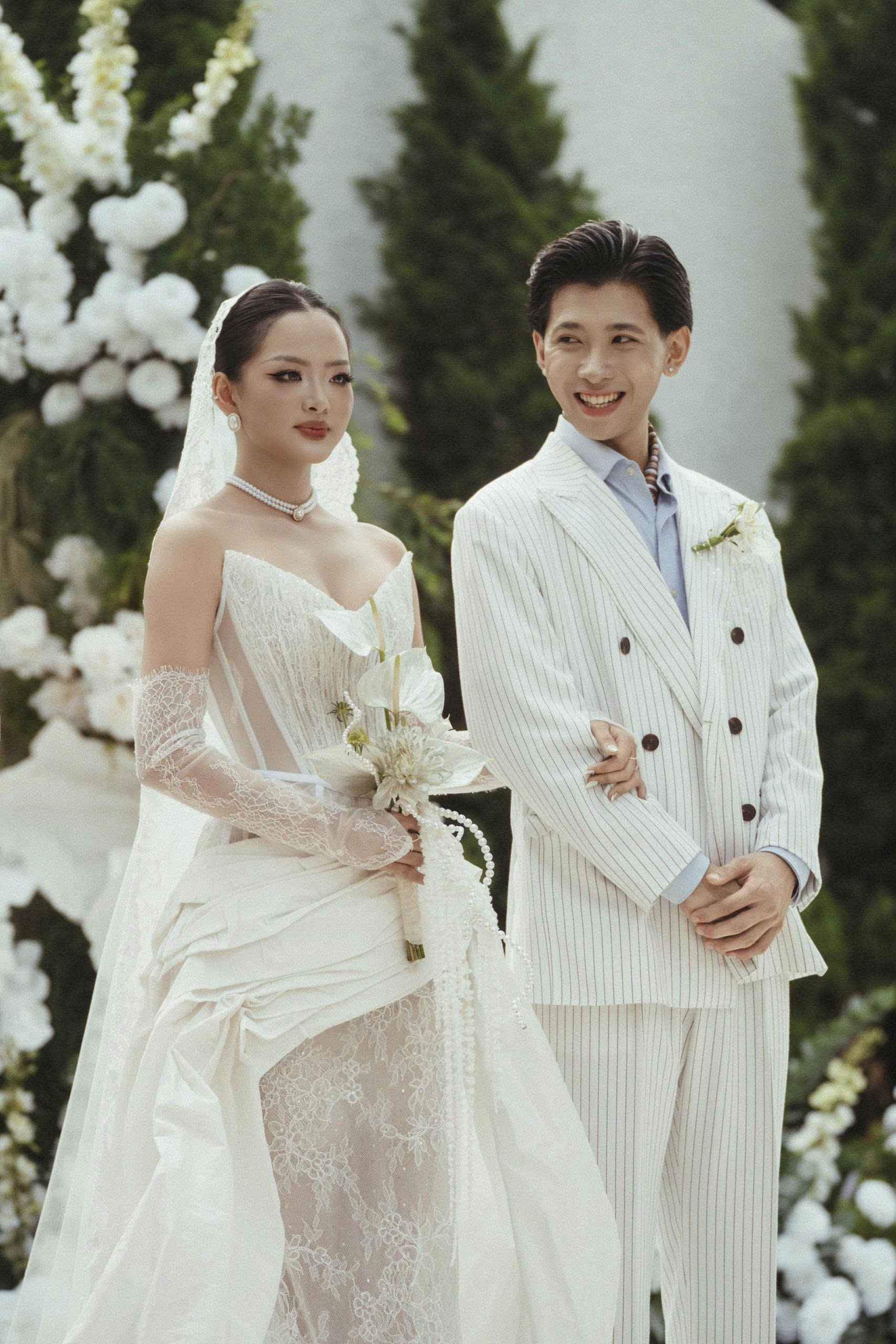 Phần cúp ngực chữ V là điểm nhấn chủ đạo của mẫu thiết kế