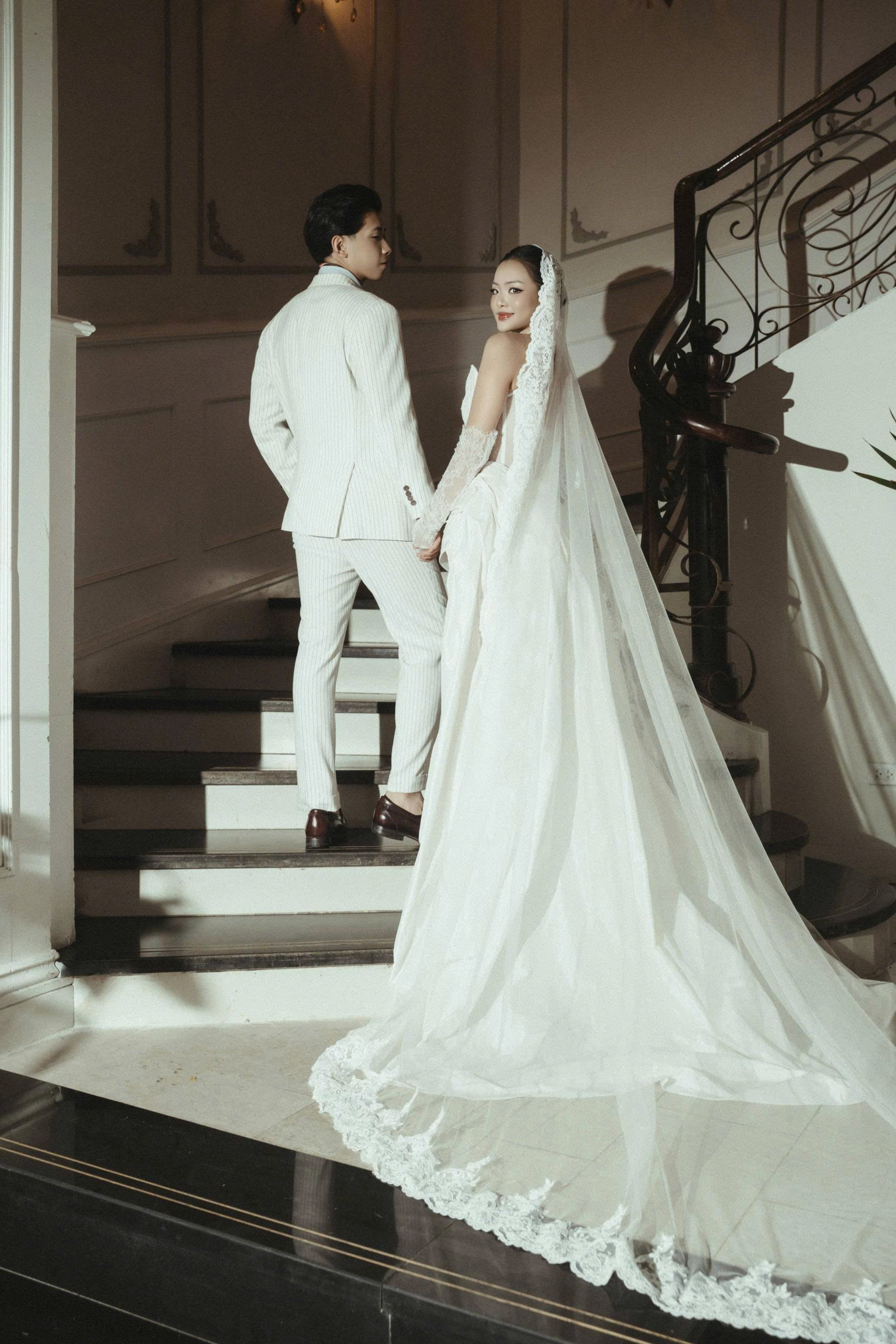 Chiếc khăn voan dài tạo hiệu ứng mềm mại trong từng chuyển động của nàng dâu