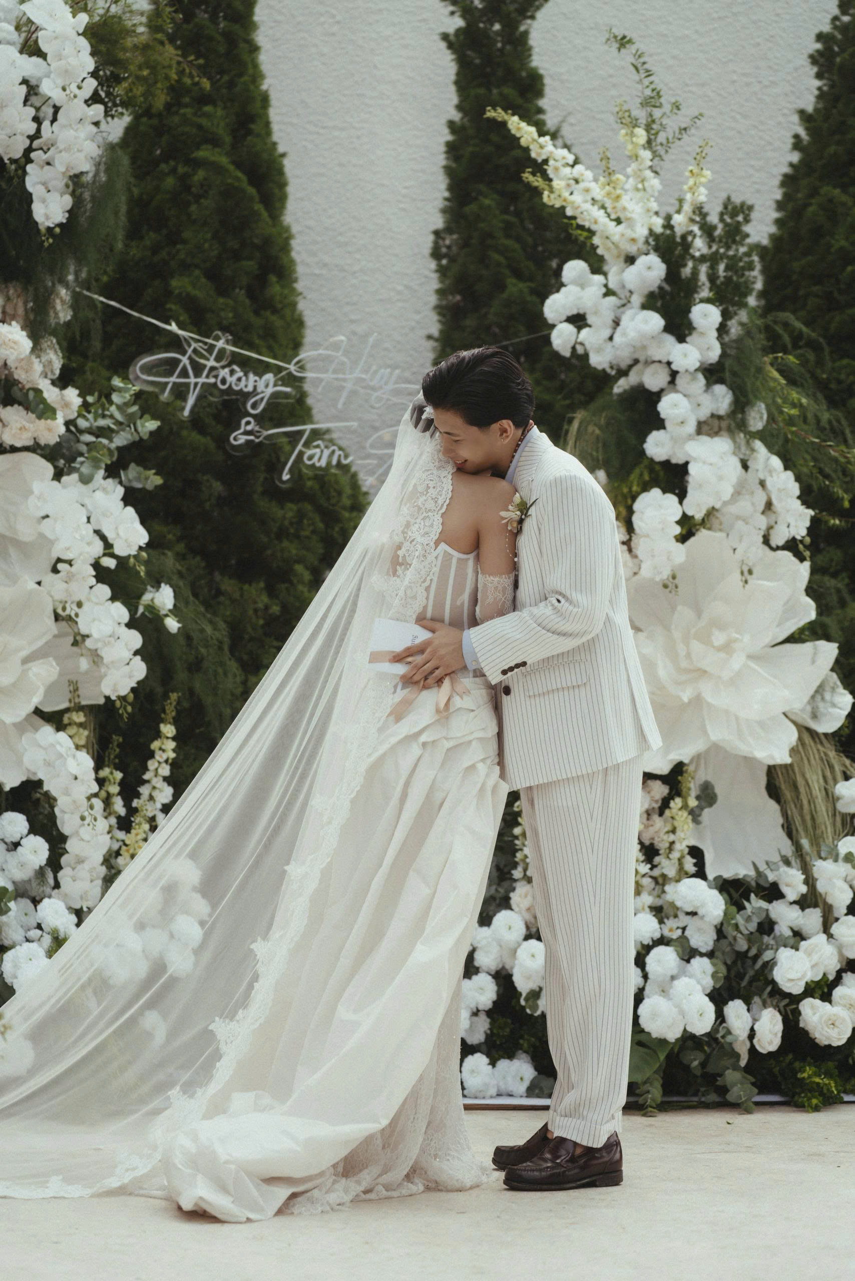 Khăn voan chính là biểu tượng cho sự chuyển giao, bước sang chương mới của cuộc đời người con gái