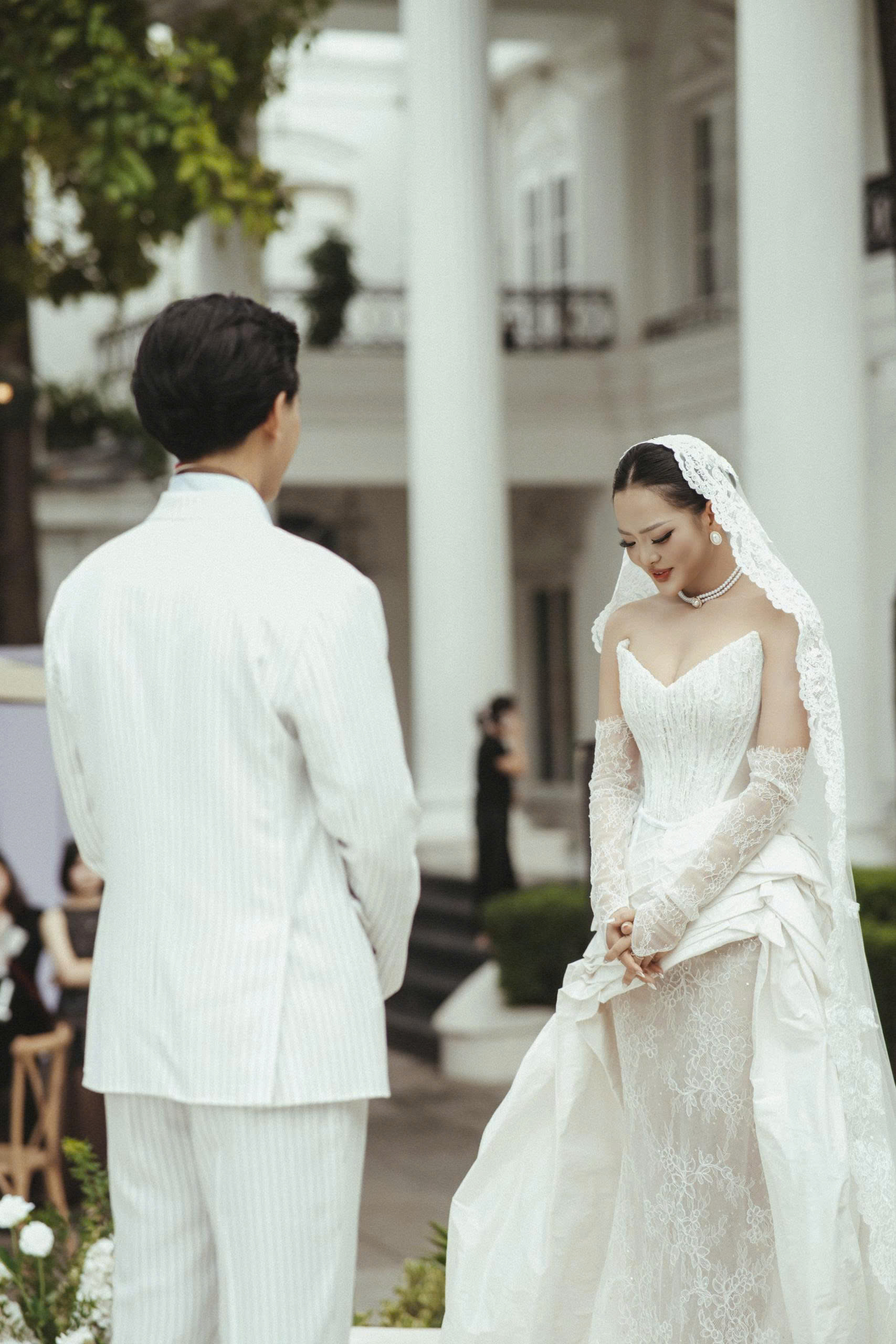 Phần thân váy được thiết kế ôm sát, khoe trọn vòng eo “con kiến”