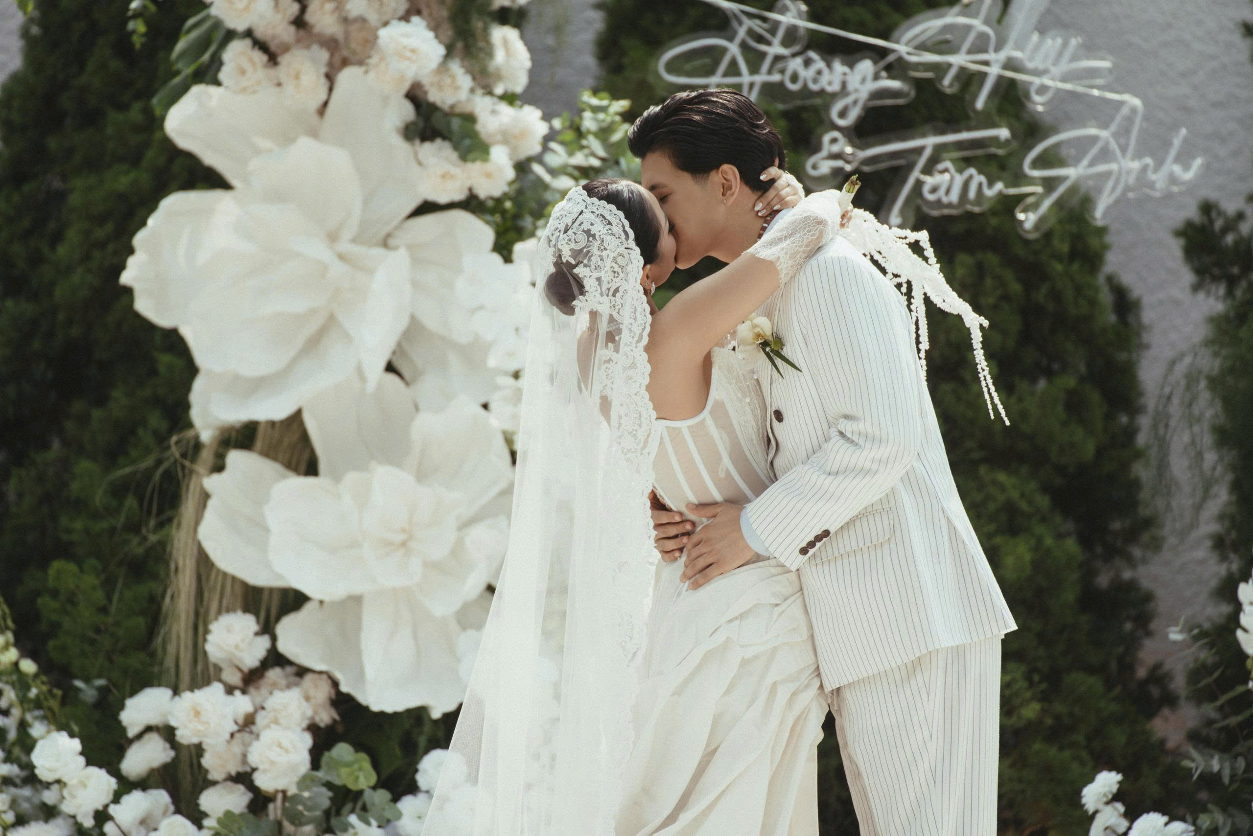 Cùng Uni Bridal tìm thấy phiên bản rạng rỡ nhất của nàng trong ngày hạnh phúc