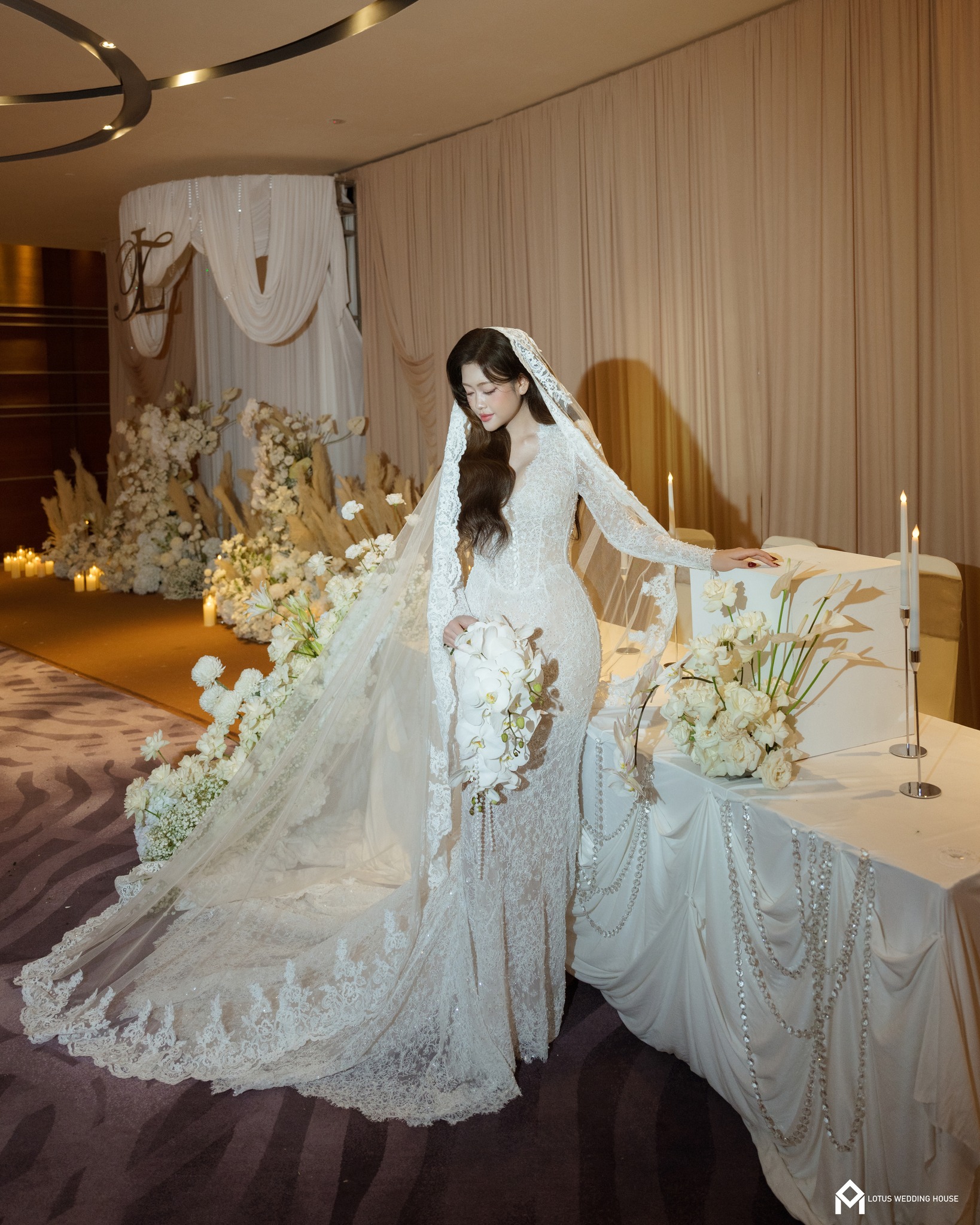 Thiết kế váy cưới độc quyền tại Uni Bridal tỏa sáng cũng nàng dâu