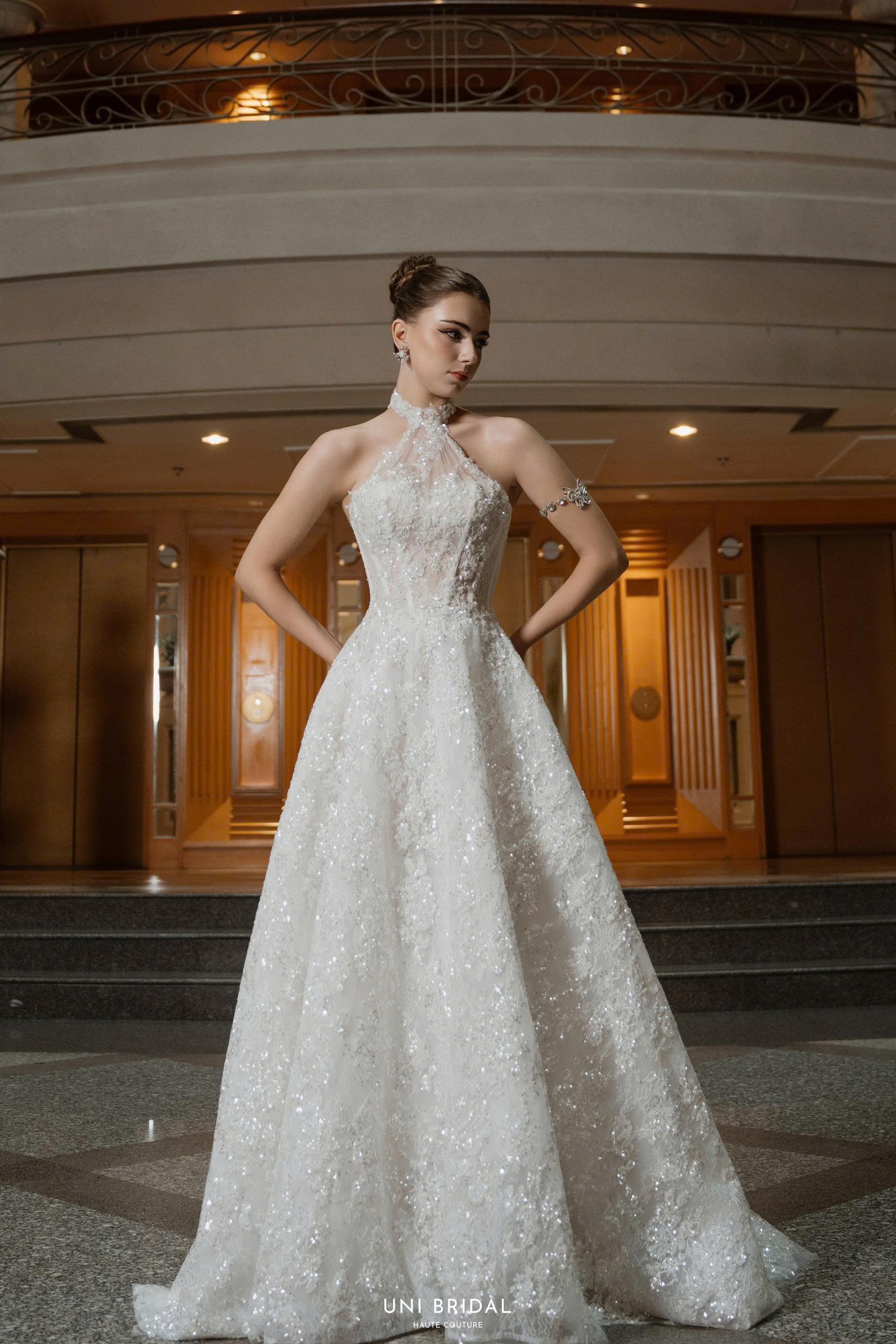 Một mẫu váy cưới được lồng ghép nét đẹp Á Đông với thiết kế cổ yếm điệu đà