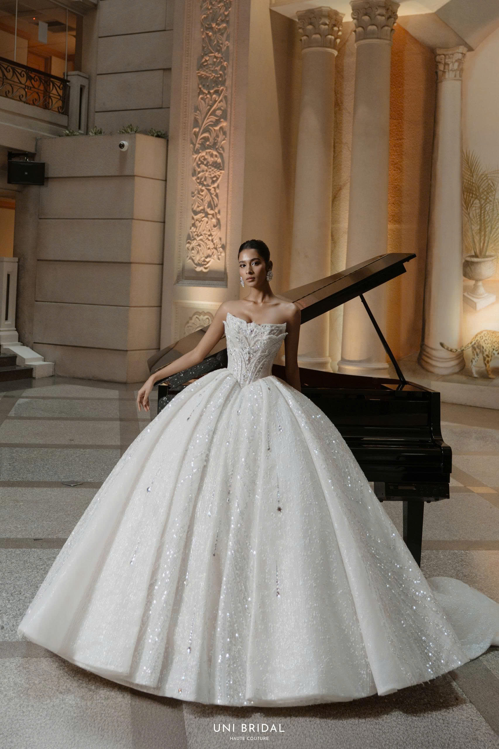 Tựa như nàng công chúa bước ra từ truyện cổ tích, mẫu váy cưới ball-gown tỏa sáng lấp lánh trong từng khoảnh khắc