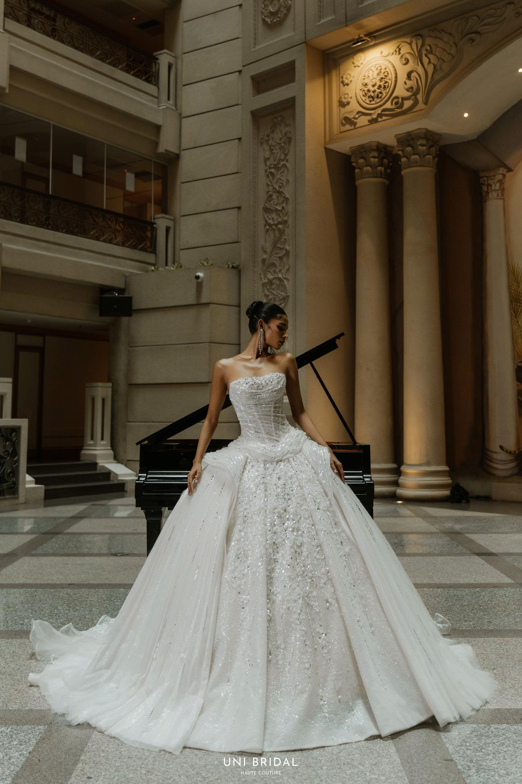 Tô điểm vẻ đẹp của nàng dâu với thiết kế ball-gown kinh điển cùng phần bèo nhún nữ tính