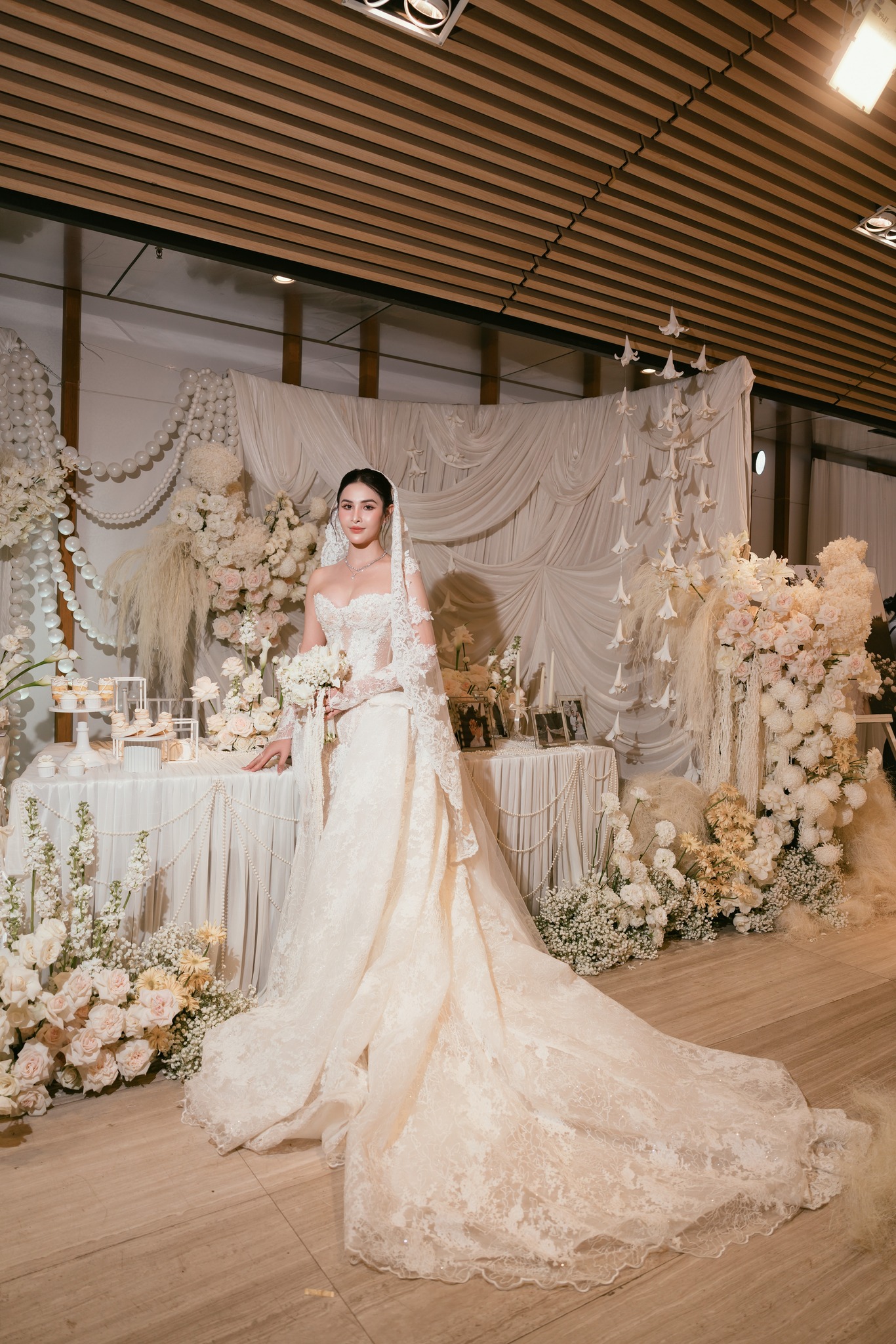 Kiểm tra kỹ tình trạng váy trước khi mang đi tỉnh