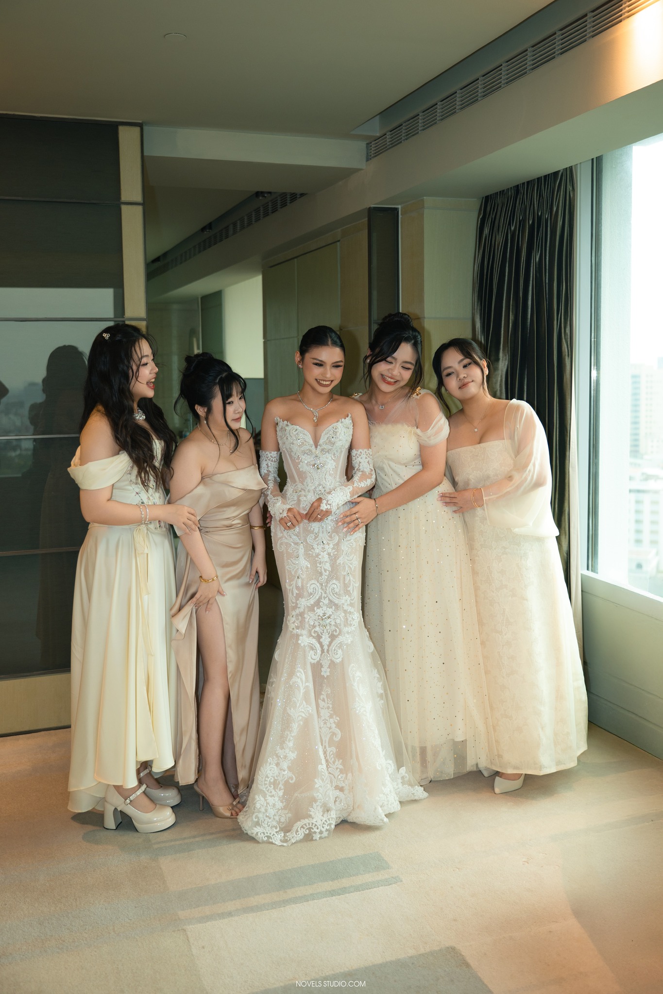 Lựa chọn thiết kế phù hợp với bối cảnh chụp ảnh/ngày cưới