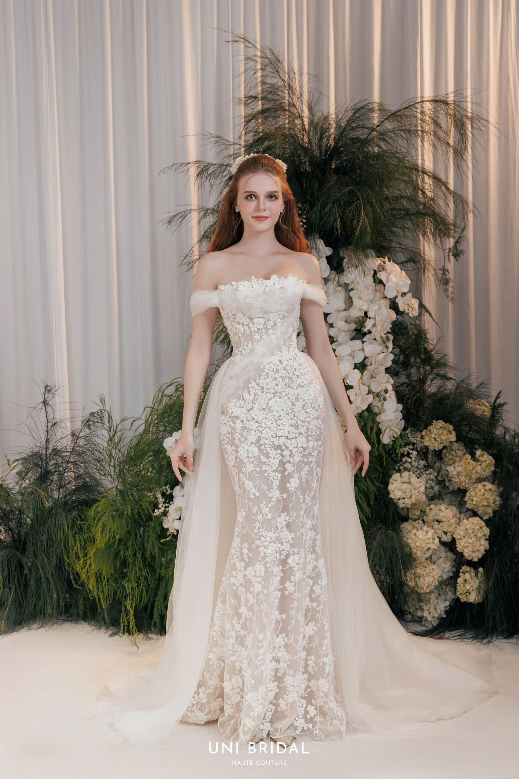 Nàng dâu tỏa sáng vẻ đẹp yêu kiều cùng thiết kế trễ vai