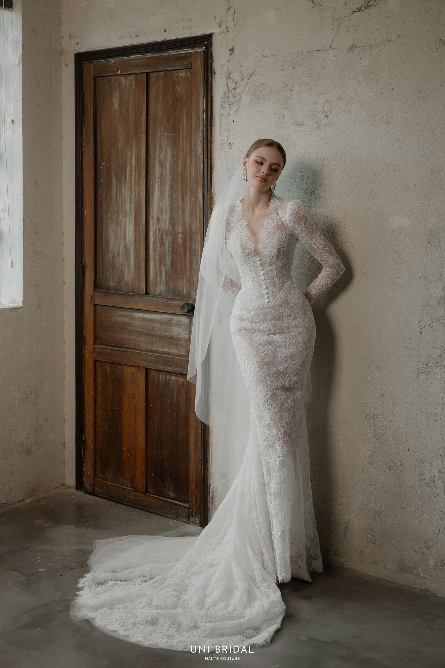 Váy cưới đuôi cá tay dài từ BST Charm of Aphrodite được nhiều nàng dâu lựa chọn