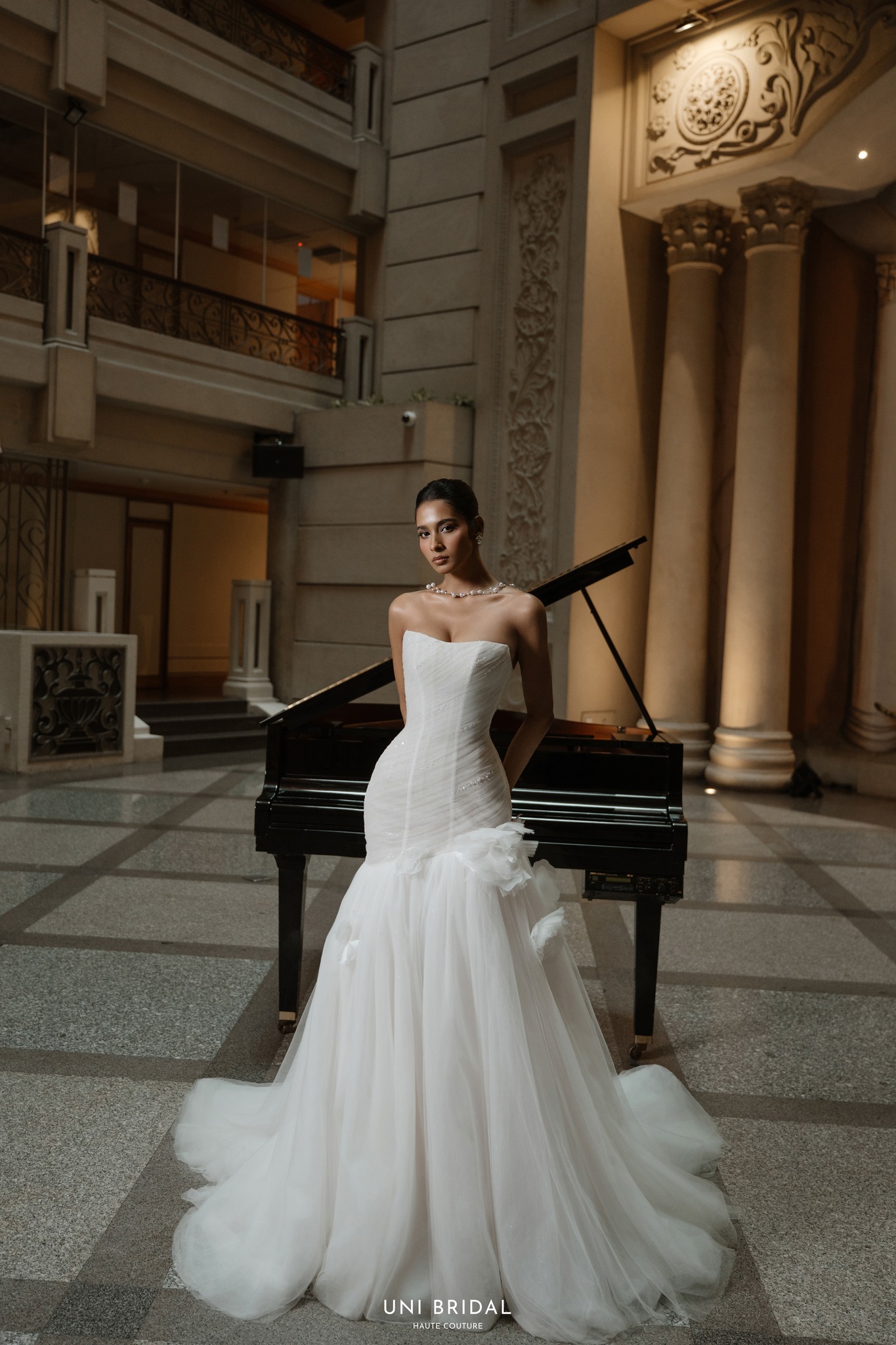 Mẫu váy cưới với phần đuôi cá bồng bềnh được tạo nên từ chất liệu voan