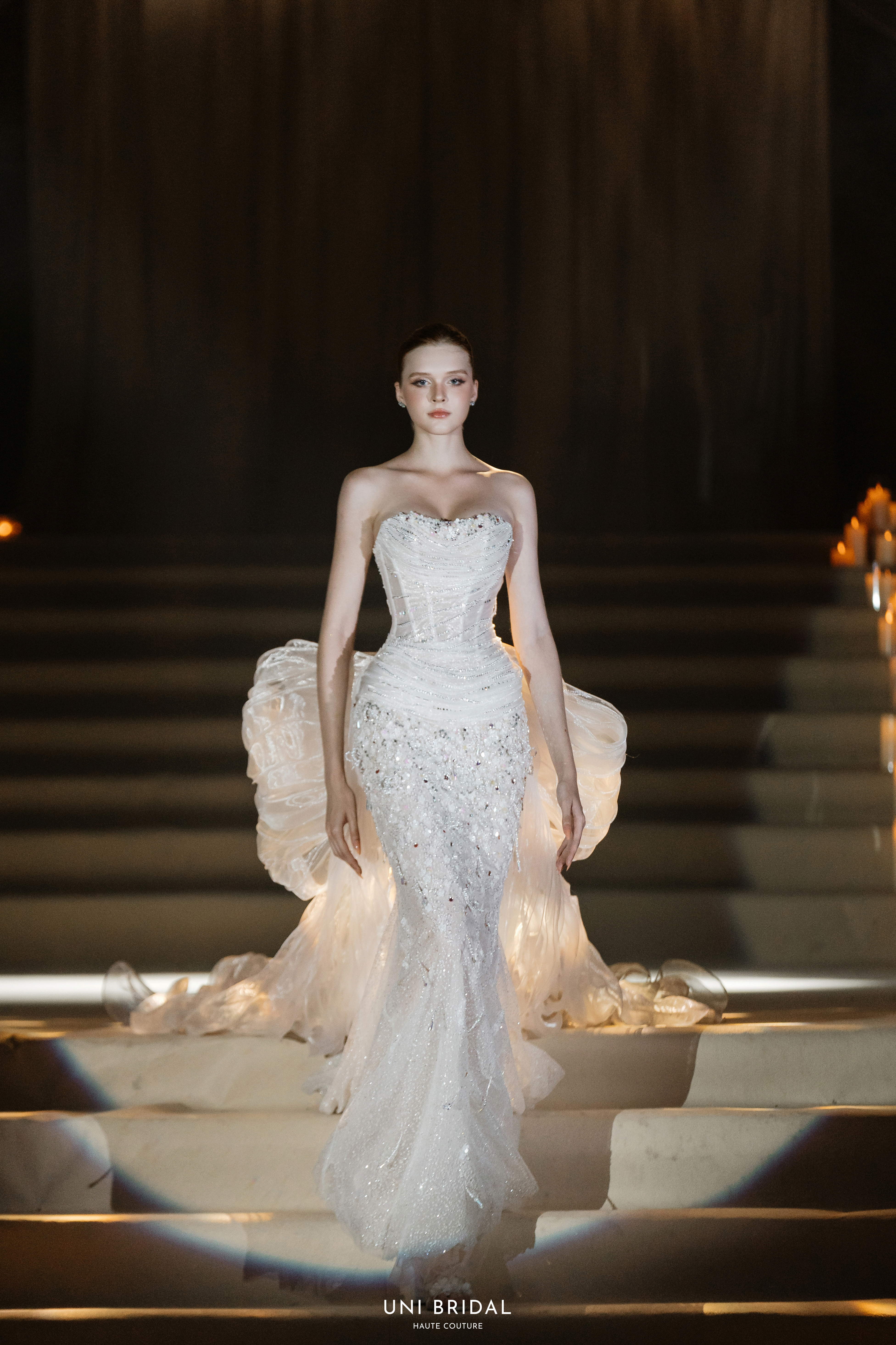 Thiết kế váy đuôi cá tôn trọn đường cong cơ thể nàng dâu