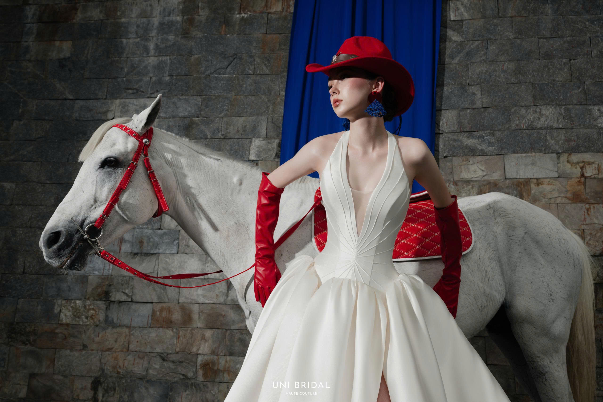 Chất liệu cao cấp tạo nên form dáng hoàn hảo cho thiết kế váy cưới