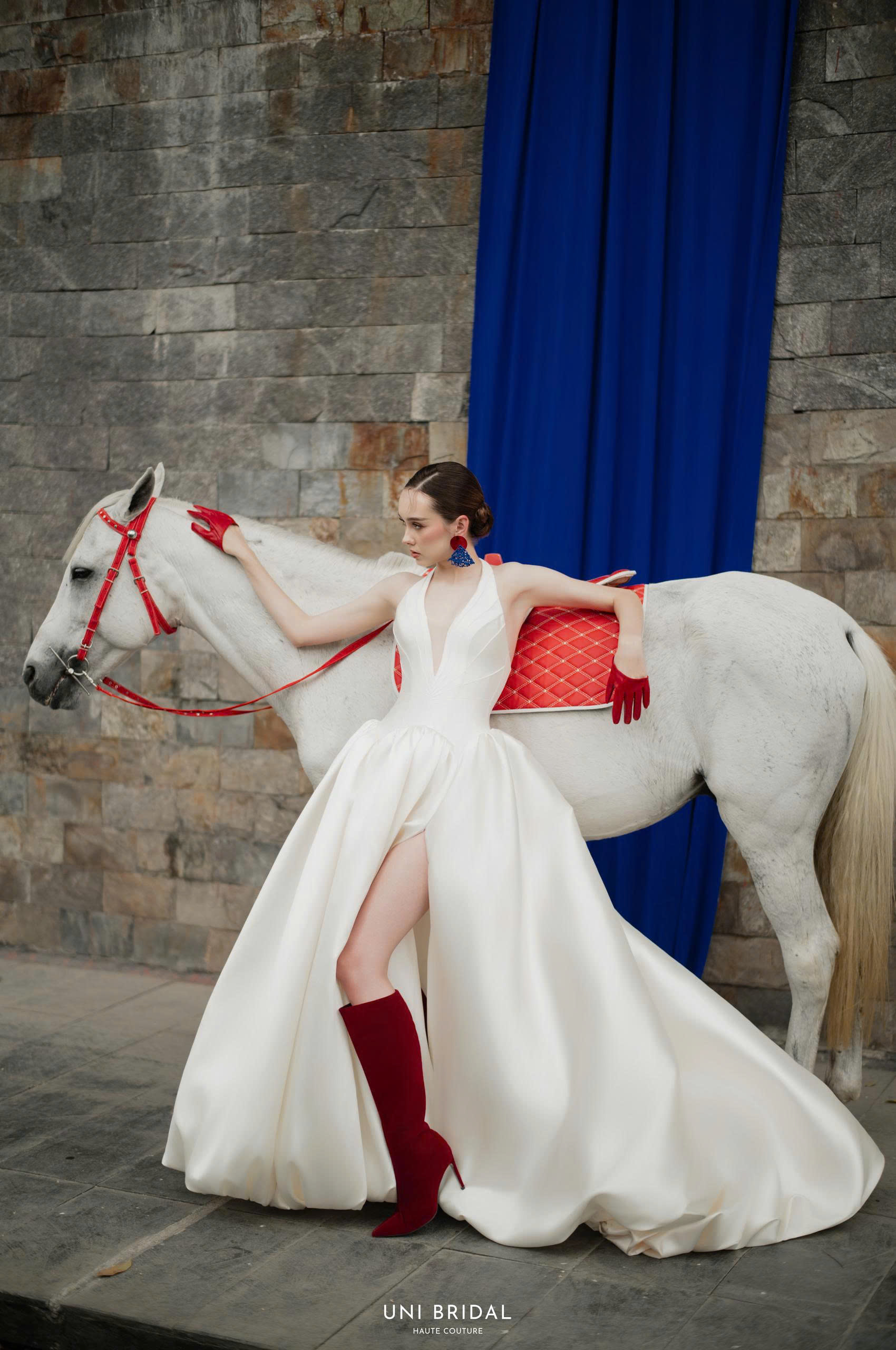 Mẫu thiết kế với phần xẻ tà cao tạo nên điểm nhấn cho đôi chân