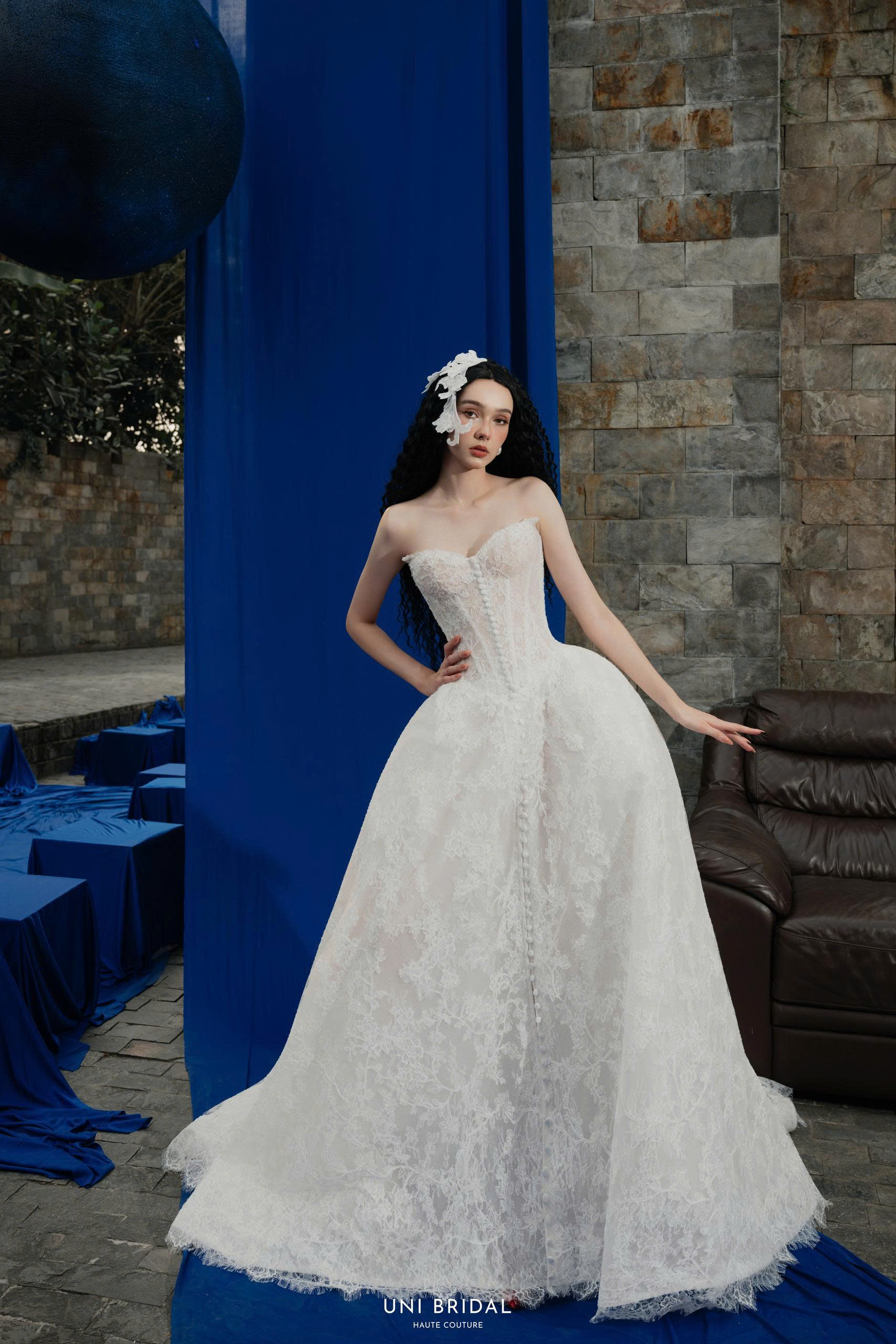 Một thiết kế váy cưới cúp ngực dáng A-line phù hợp cho các nàng dâu điệu đà