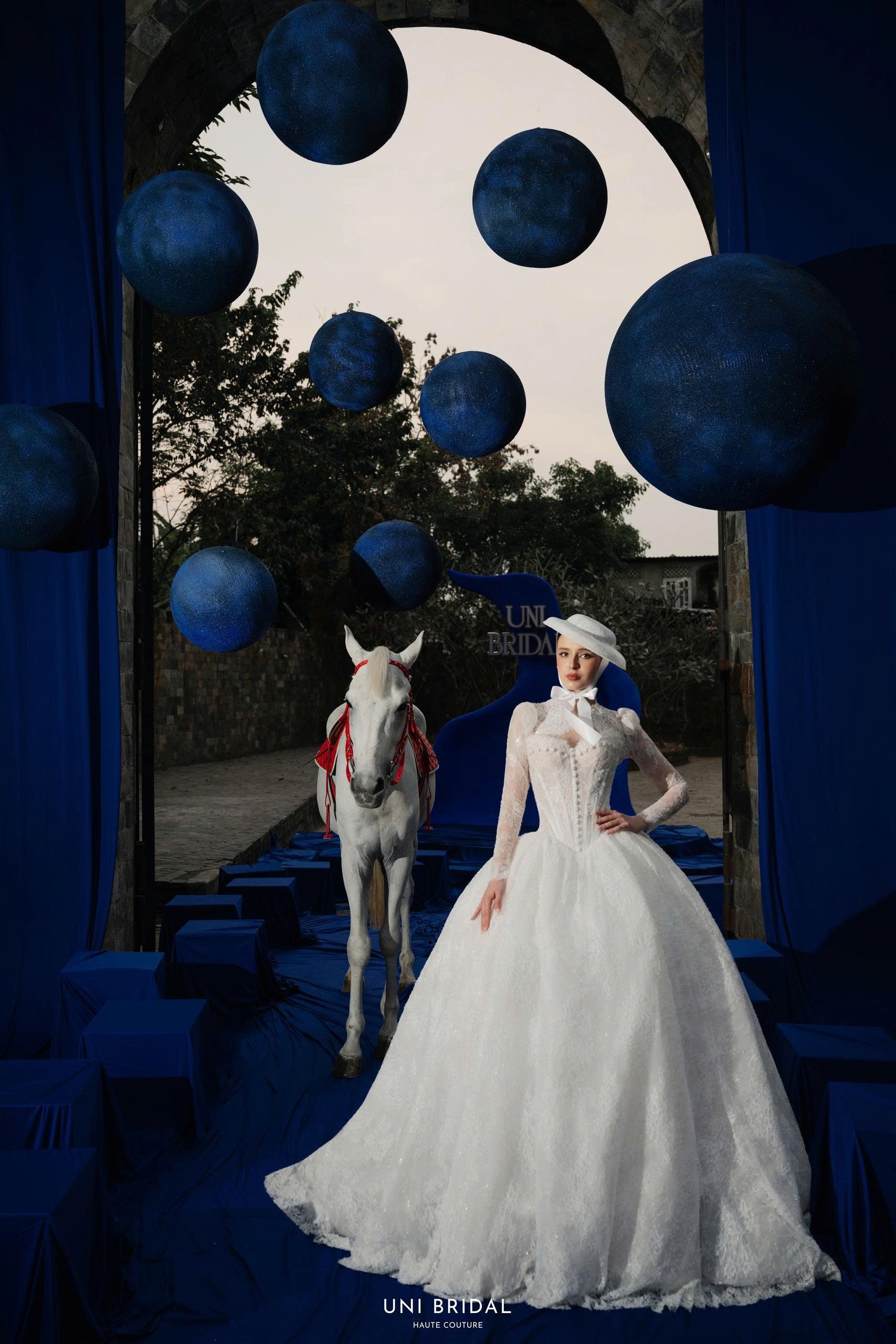 Phô diễn vẻ đẹp quý tộc với thiết kế váy cưới ren tinh xảo