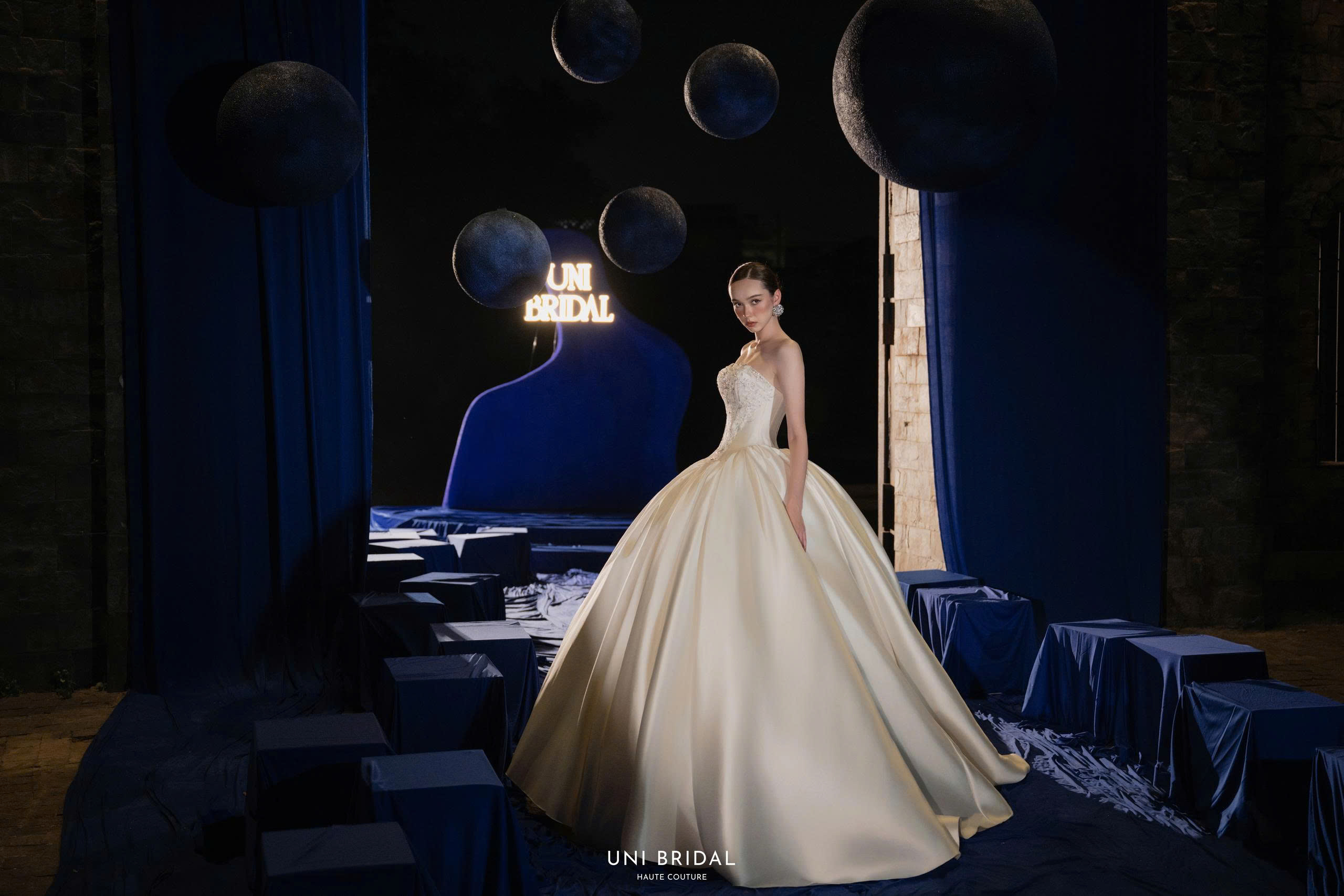 Váy cưới ball gown chất liệu satin sang trọng với thiết kế tối giản