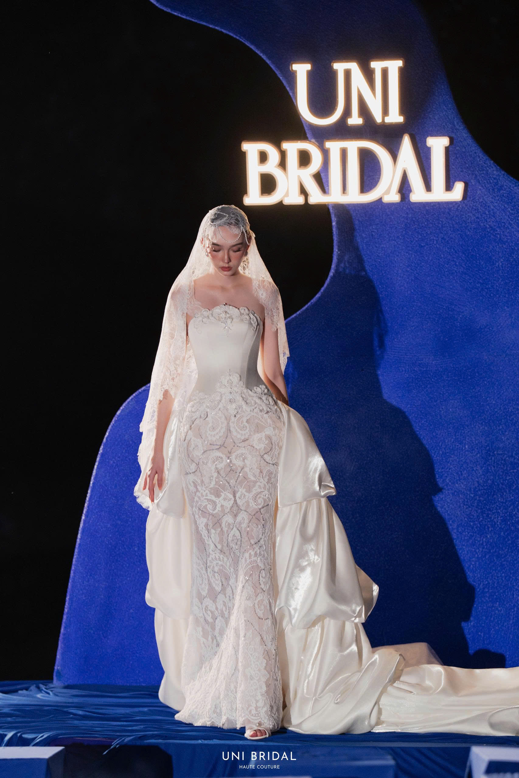 Sự phối hợp hài hòa giữa chất liệu ren và satin tạo nên dấu ấn riêng cho mẫu váy cưới đuôi cá