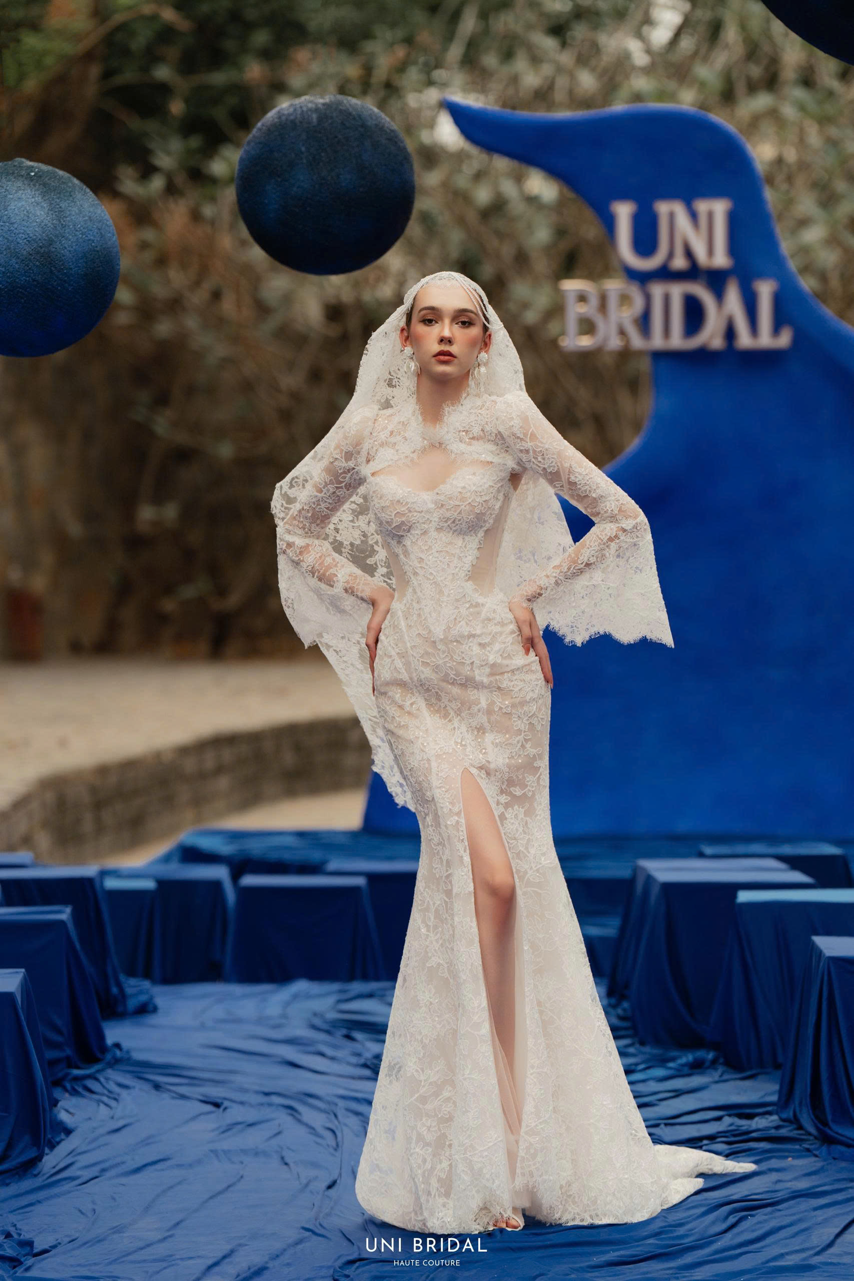 Phần xẻ tà cao và ống tay loe chính là điểm đắt giá của mẫu váy cưới