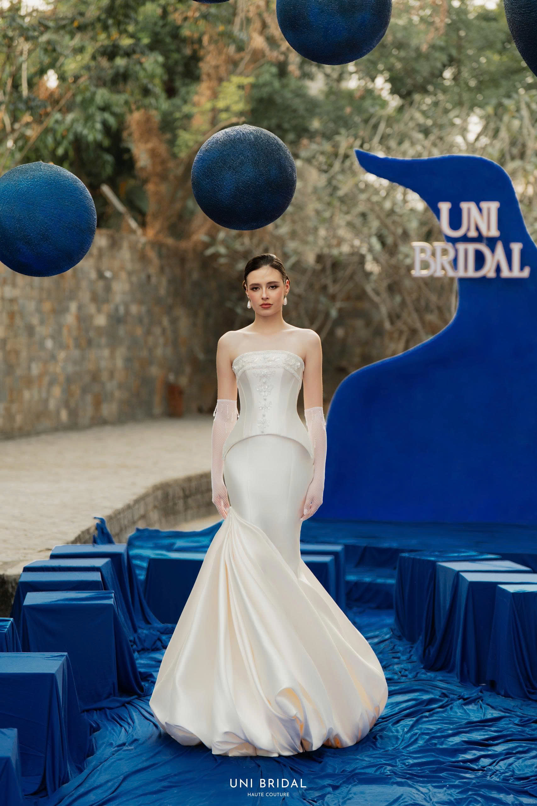 Khuấy đảo BST Majestic với chất liệu satin cùng thiết kế mới lạ