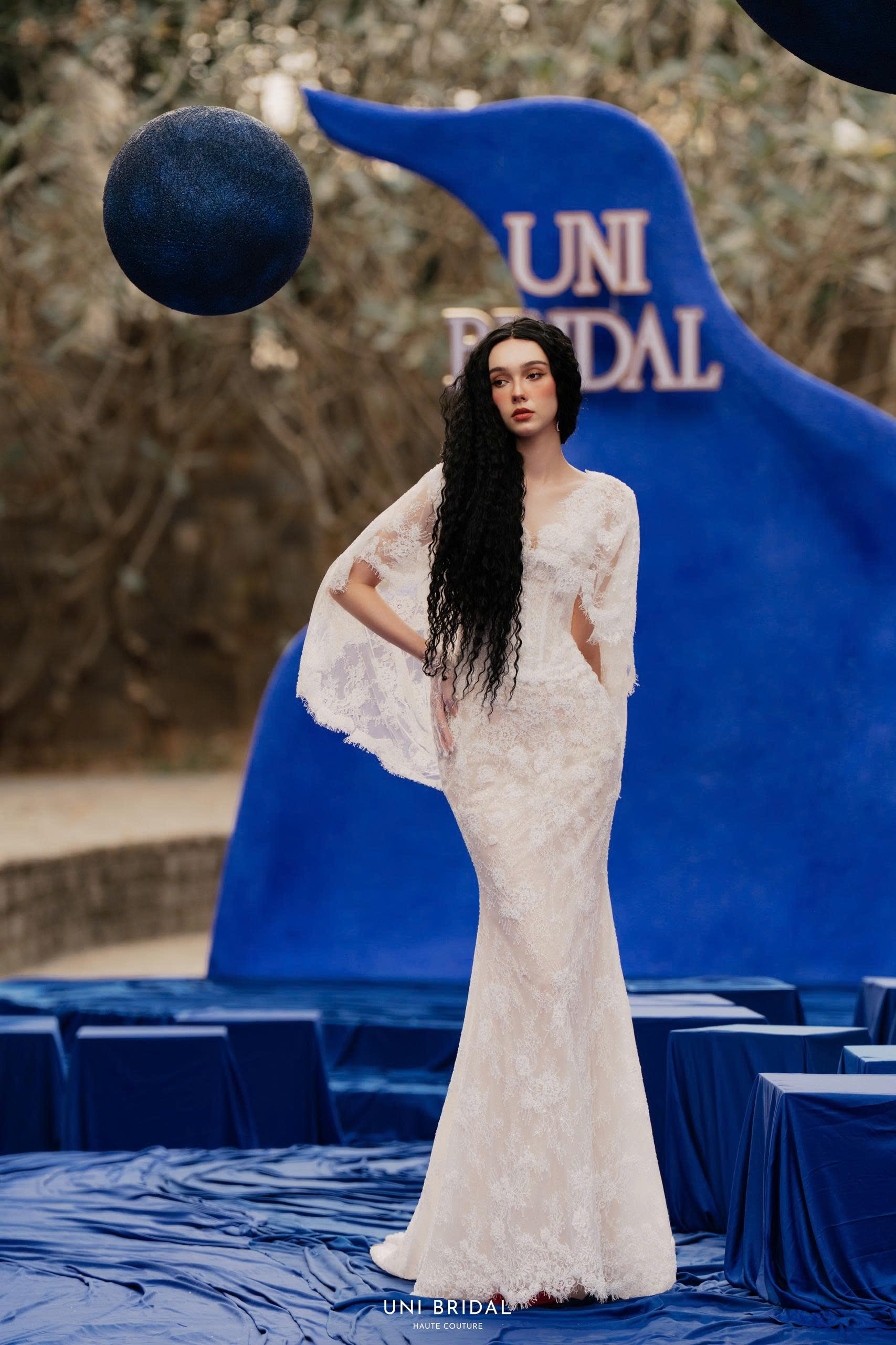 Áo choàng cánh tiên giúp mẫu thiết kế trở nên mềm mại, nữ tính hơn