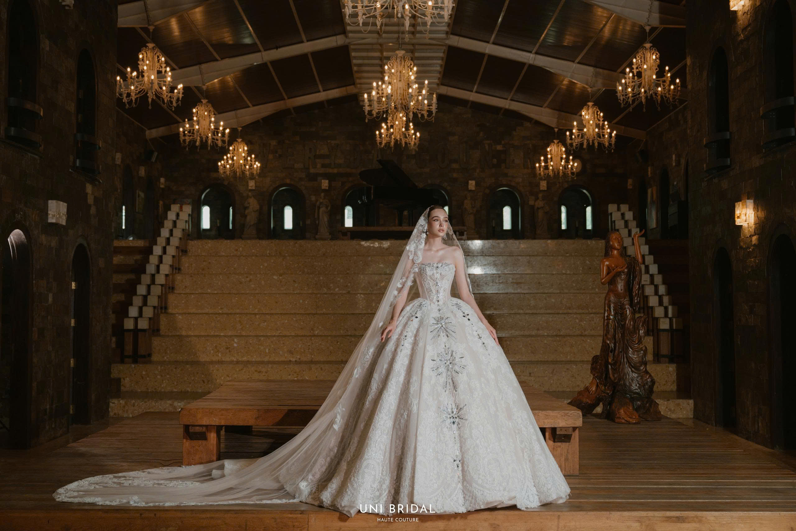 Tỏa sáng vẻ đẹp lộng lẫy với thiết kế ball gown cùng họa tiết đính đá cao cấp