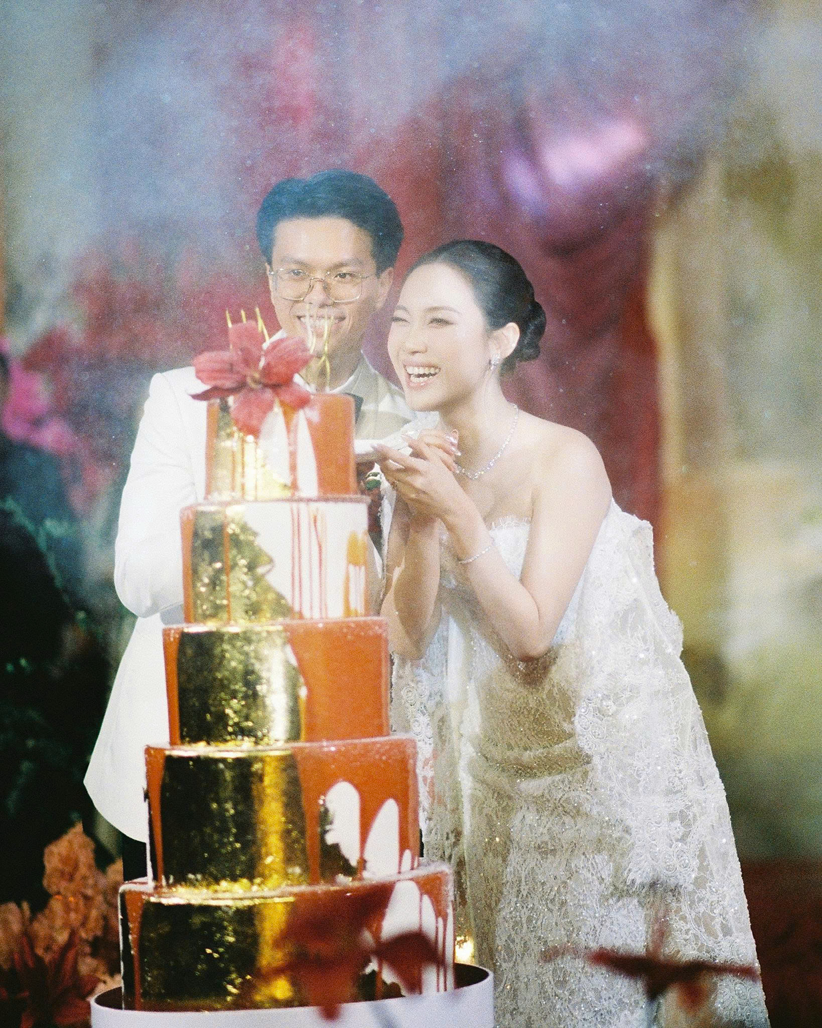 Nụ cười rạng rỡ của nàng dâu Ngọc Ánh trong hình ảnh với chiếc váy cưới đuôi cá