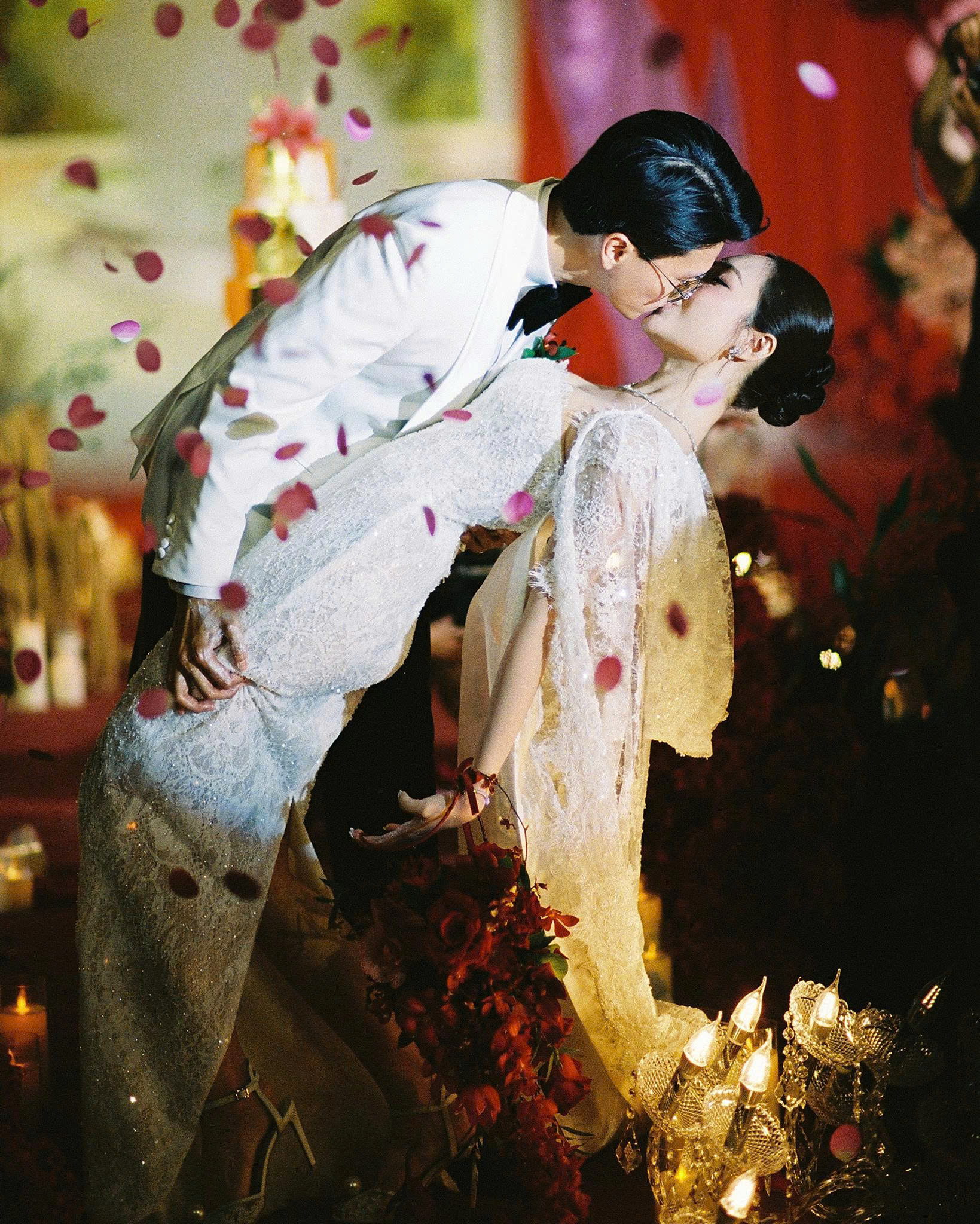 Chiếc váy cưới cân bằng được vẻ đẹp gợi cảm và thanh lịch