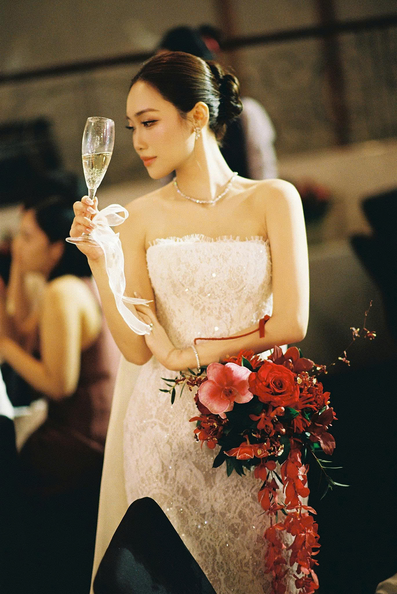 Nét cuốn hút của nàng dâu Ngọc Ánh khi diện mẫu váy cưới từ Uni Bridal